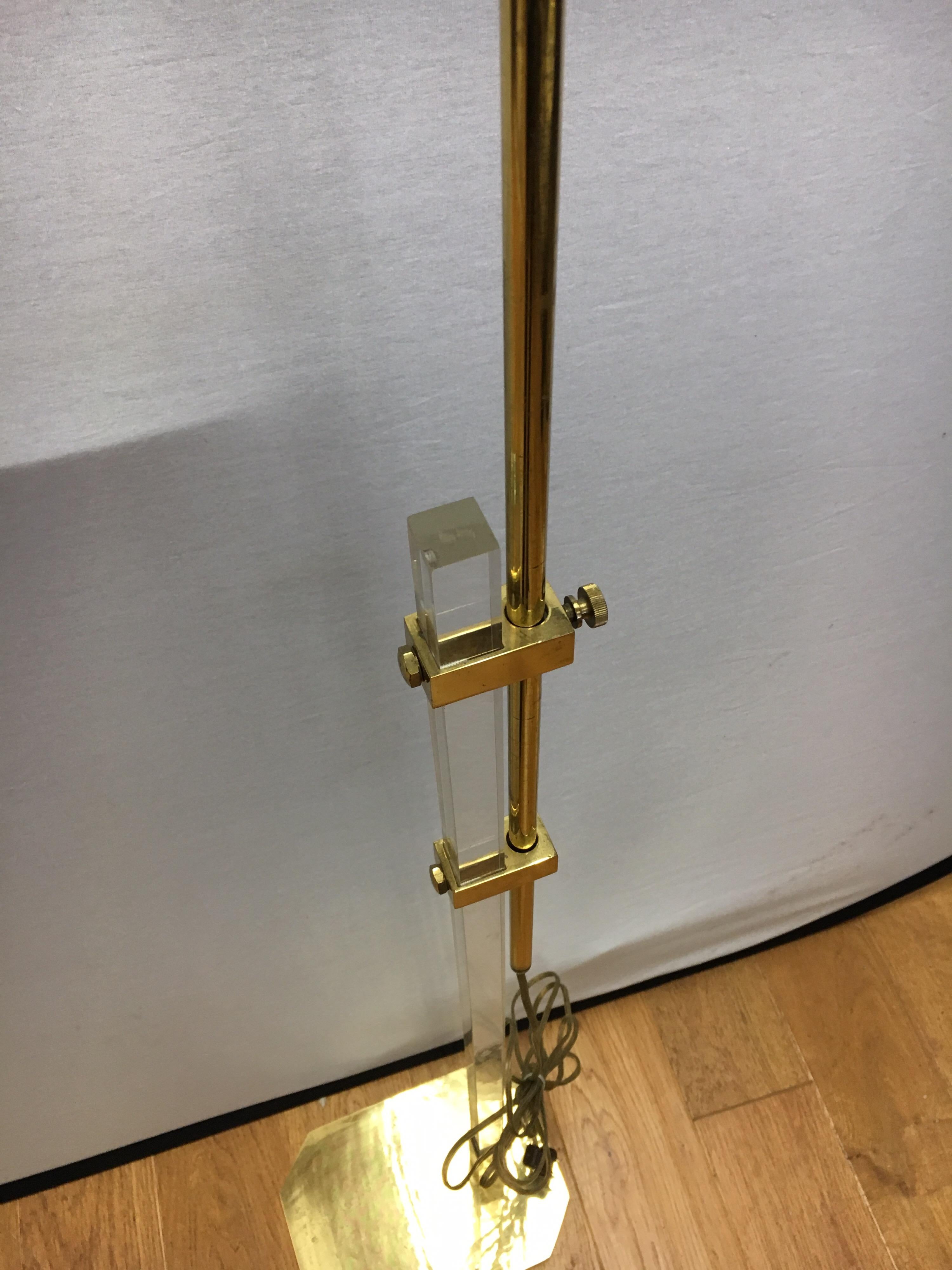 Mid-Century Modern Cedric Hartman Style Brass and Lucite Swivel Floor Lamp In Good Condition In West Hartford, CT