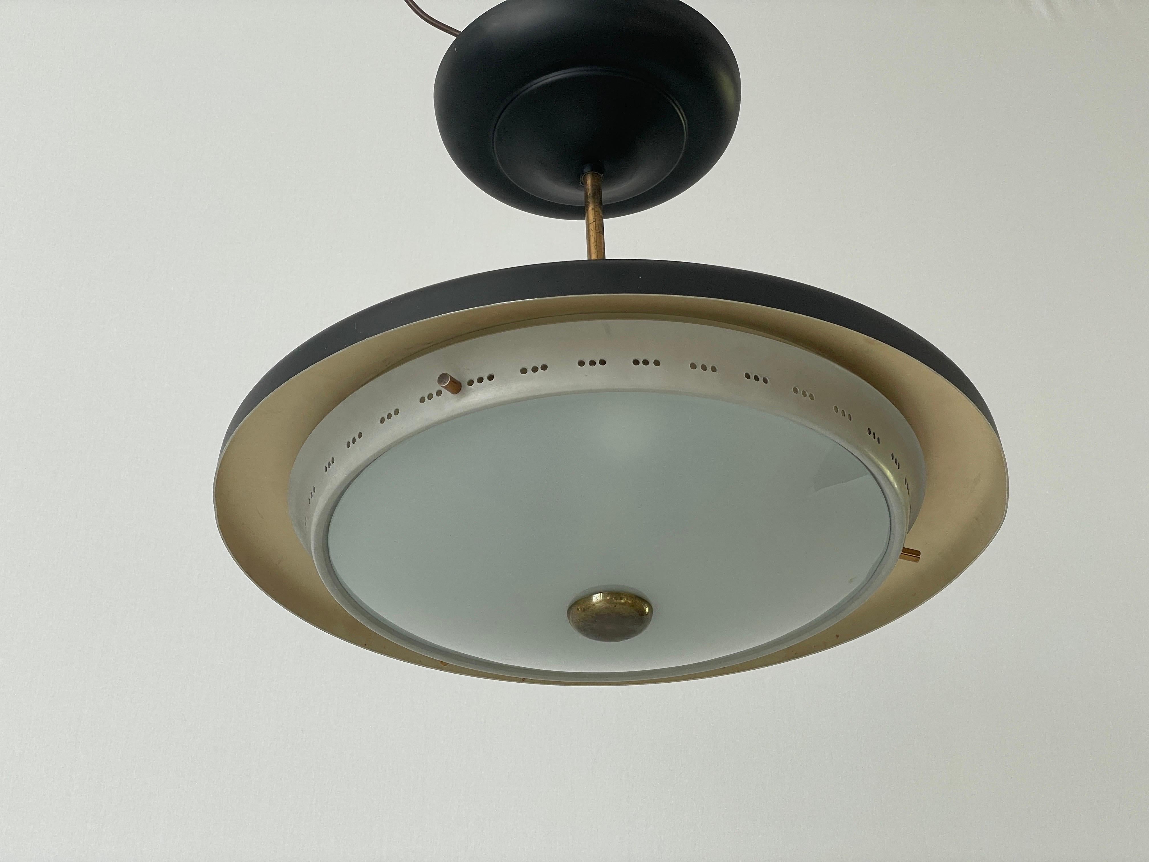 Plafonnier italien moderne du milieu du siècle par Stilux, années 1950, Italie

Cette lampe fonctionne avec 6 ampoules E27.
Câblé et adapté à l'utilisation de 110-220V dans tous les pays.

N'hésitez pas à nous poser toutes vos questions.

Mesures :