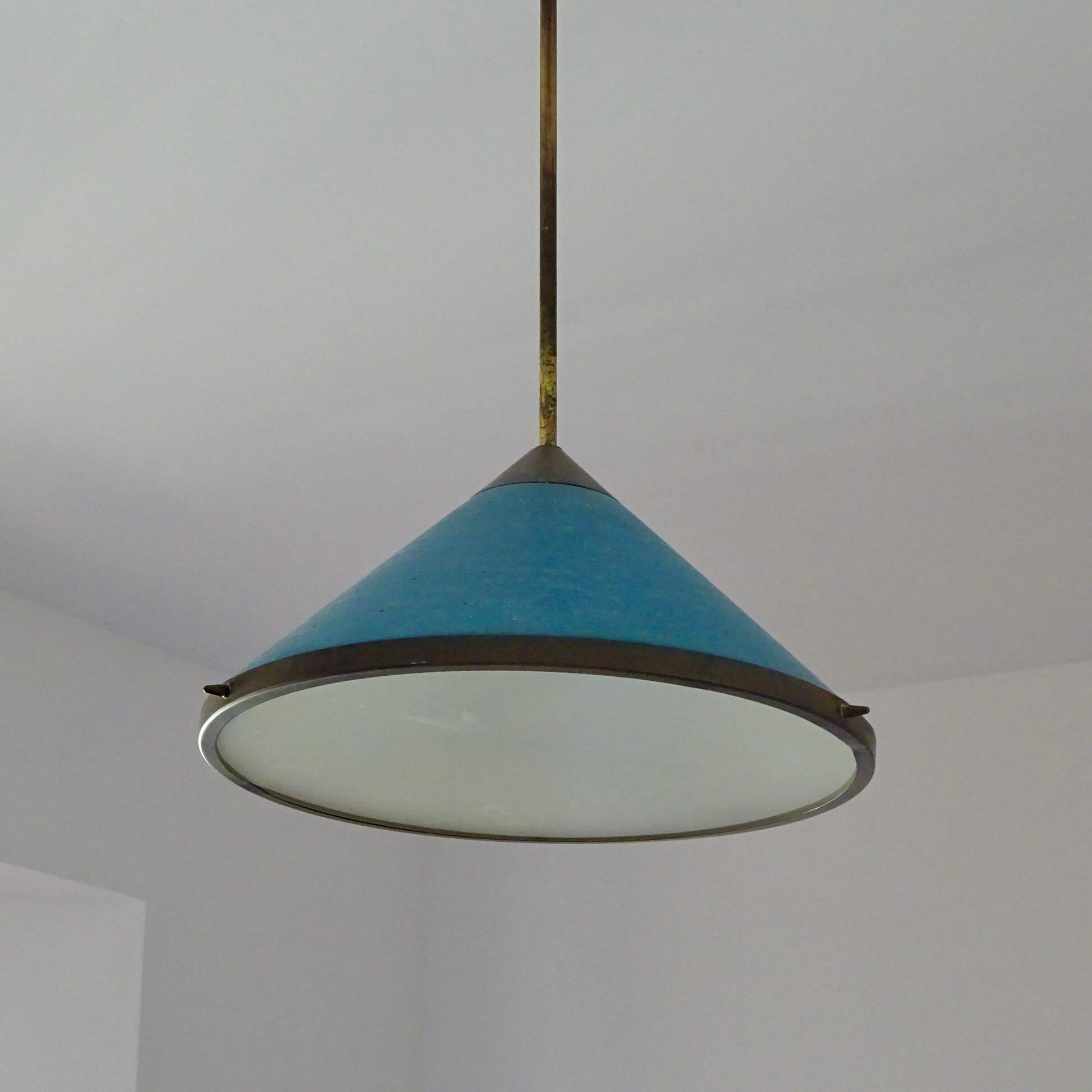 Lampada da soffitto con paralume conico, realizzata in alluminio blu, lo stelo e il resto dei dettagli sono in ottone. Il paralume presenta diverse perforazioni che riflettono la luce sul soffitto creando un'atmosfera speciale. Condizioni originali,