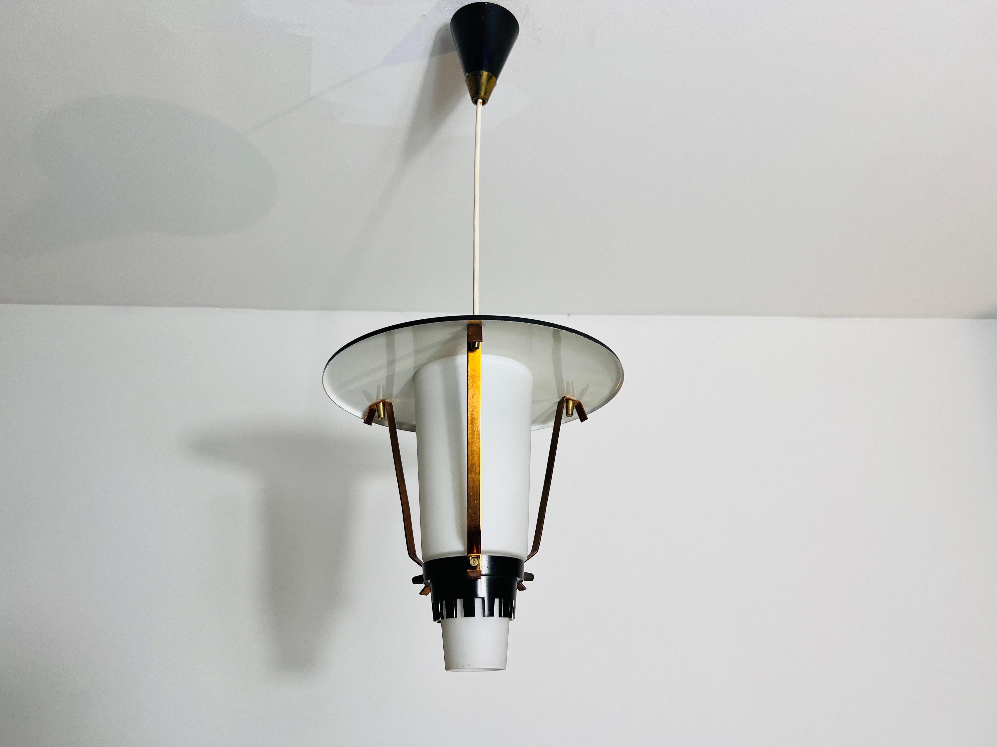 Diese auffällige Deckenleuchte aus dem Italien der 1960er Jahre zeichnet sich durch eine einzigartige Mischung von Materialien und ein raffiniertes Mid-Century Modern Design aus, das für die klassische italienische Handwerkskunst charakteristisch