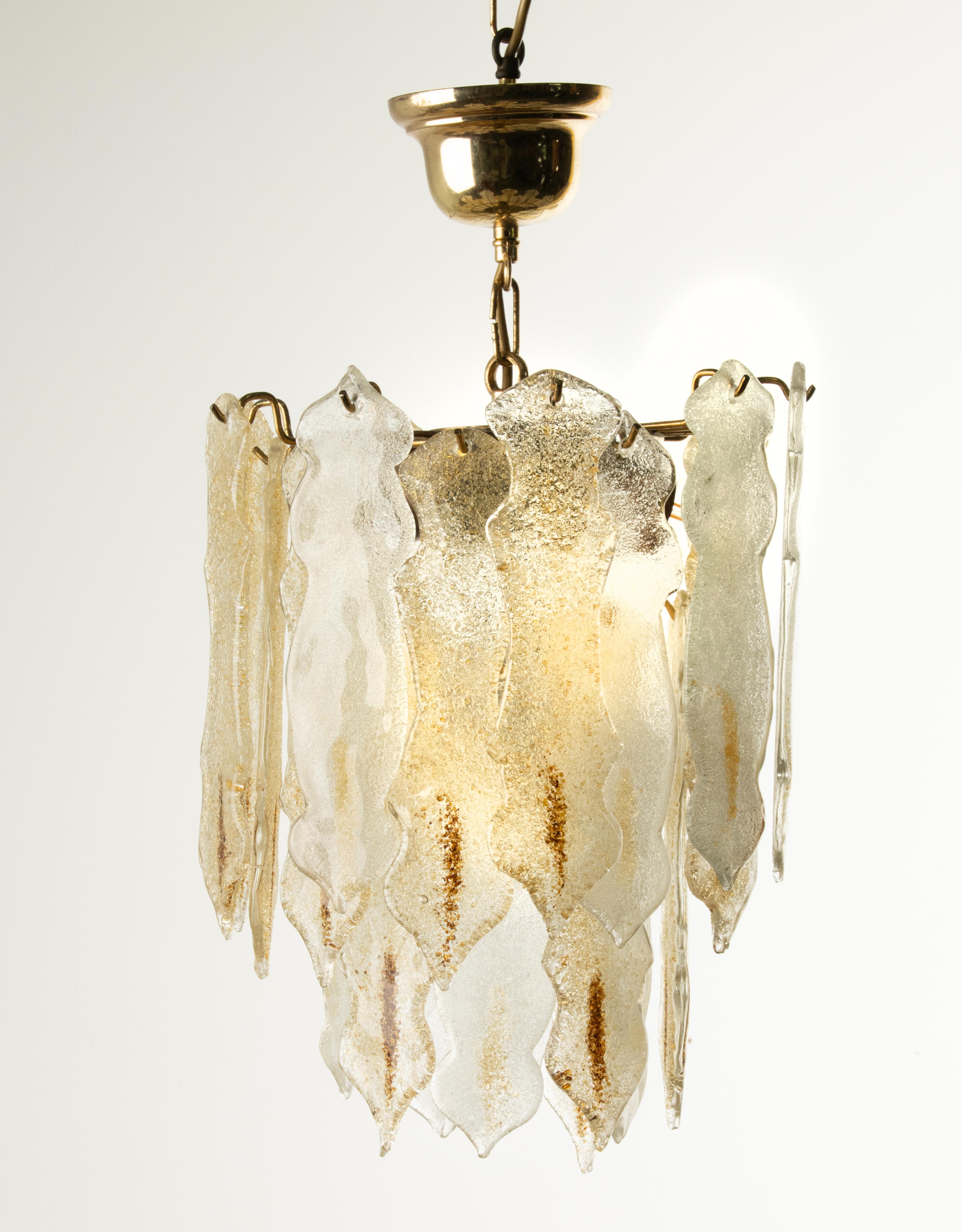 Organisch geformte italienische Deckenleuchte mit Murano-Glastropfen, mit bernsteinfarbenen Akzenten, insgesamt 28 Glastropfen. Vier Lampenfassungen für E14-Glühbirnen. 
Die Lampe ist in sehr gutem Zustand. 

Abmessungen: 55(Gesamthöhe) x 32 x 32