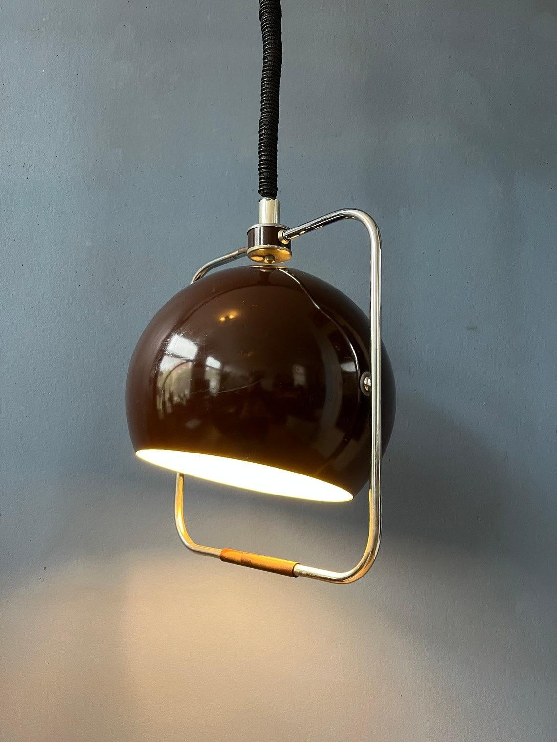 Vintage space age eyeball pendant lamp by GEPO in brown colour. This playful lamp can turn the shade all the way around its axis. The lamp is made out of metal and aluminium. The lamp has an E27/26 fitting.

Additional information:
Materials: