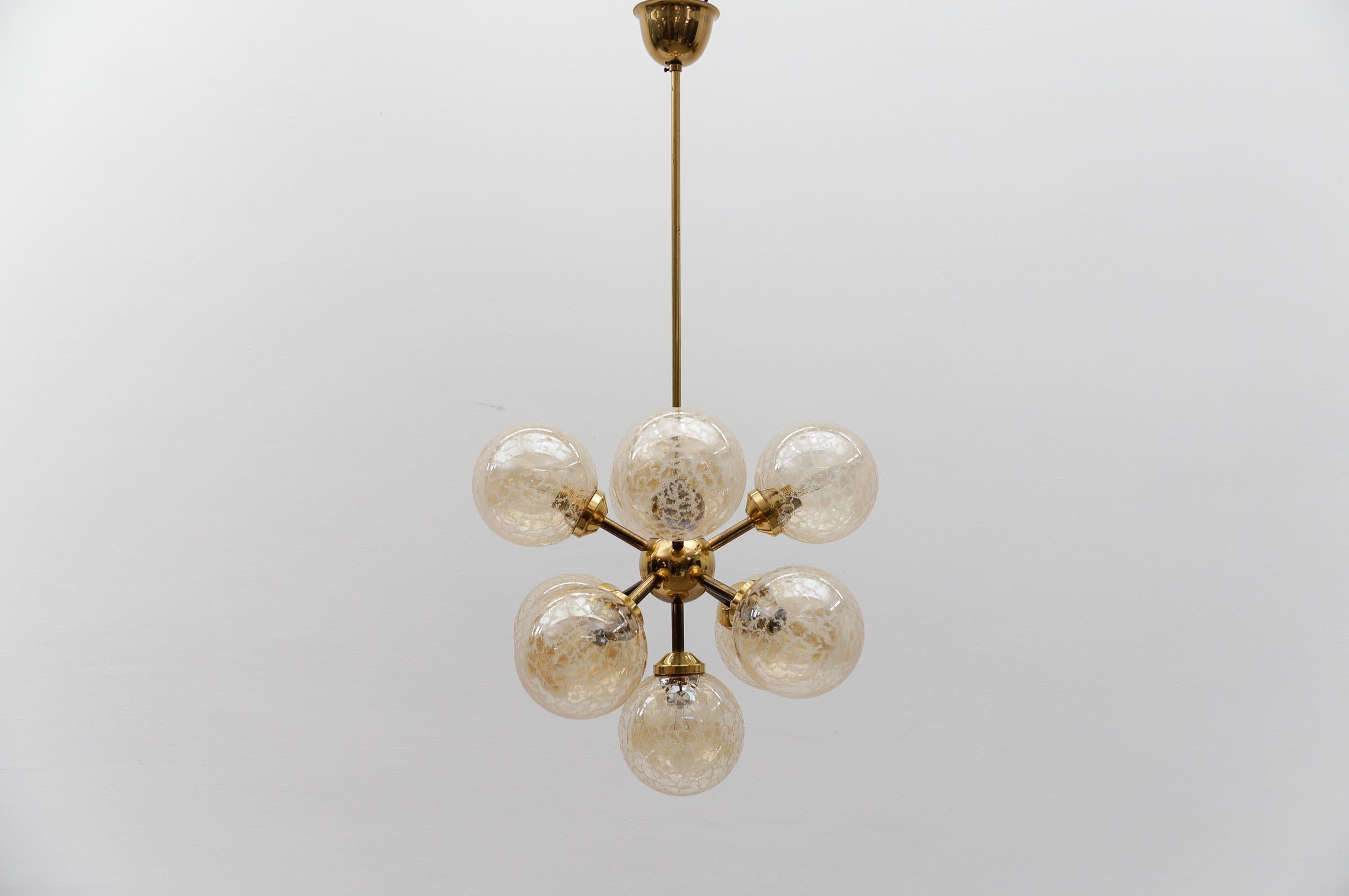 Questa lampada da soffitto vintage è caratterizzata da dodici sfere di vetro lattiginoso con prese per lampadine E14 e una cornice dorata.

Molto elegante e decorativo.

Le lampadine non sono incluse.

La lampada a sospensione necessita di 9