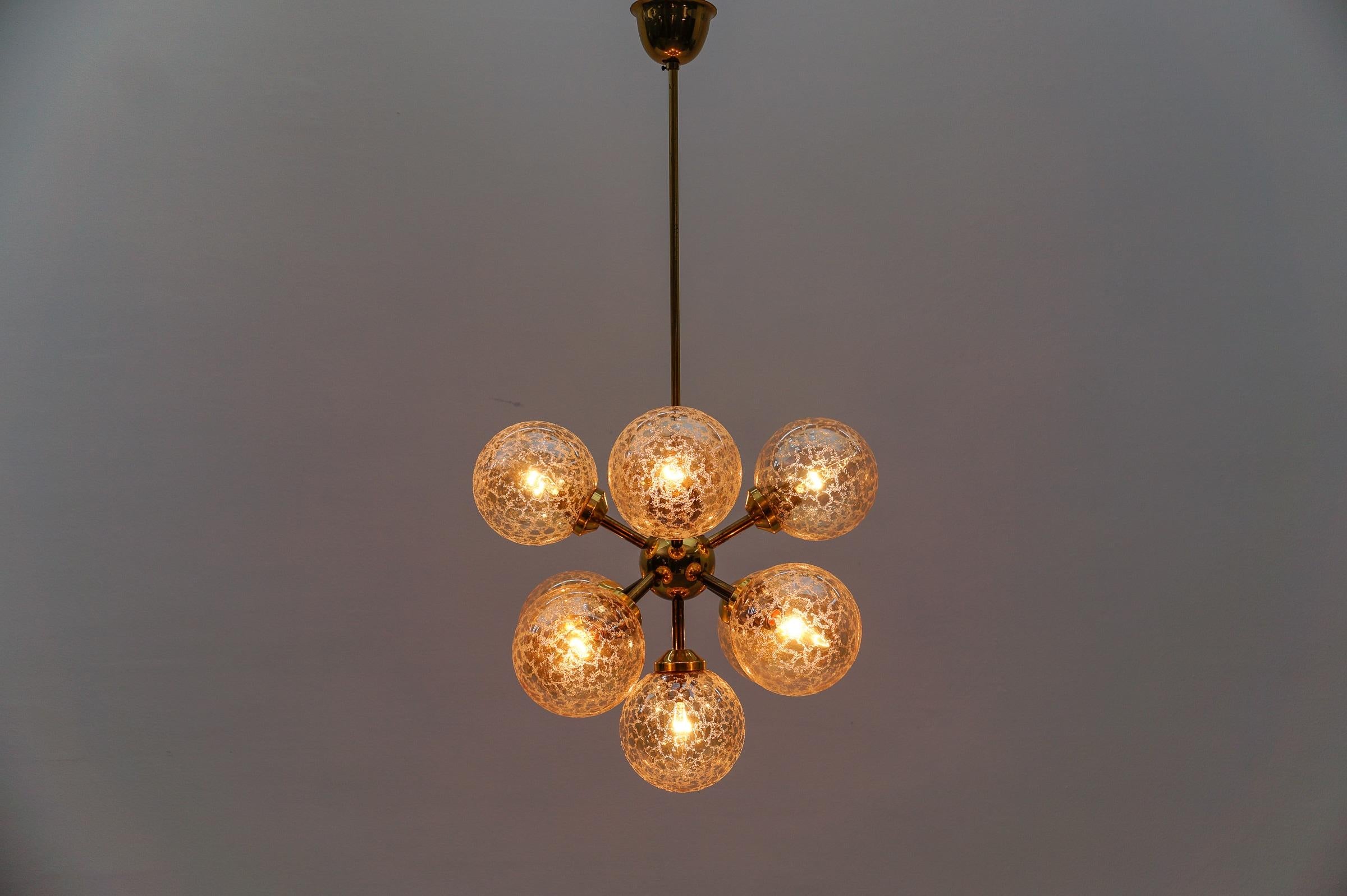Dorato Lampada da soffitto moderna di metà secolo con 9 vetri ambrati, 1960 Italia in vendita
