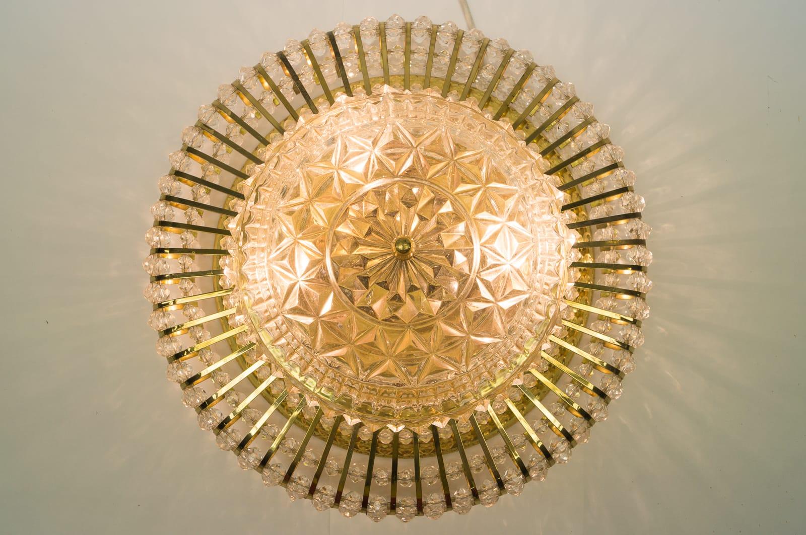Lampada da soffitto moderna di metà secolo con pietre di vetro e montatura in ottone In condizioni buone in vendita a Nürnberg, Bayern