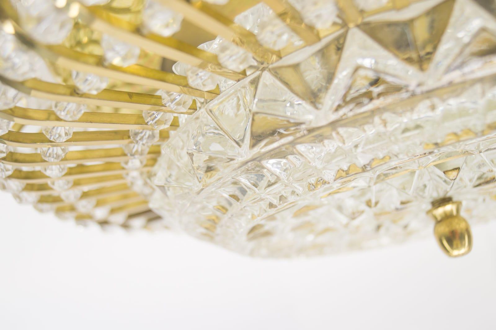 Ottone Lampada da soffitto moderna di metà secolo con pietre di vetro e montatura in ottone in vendita