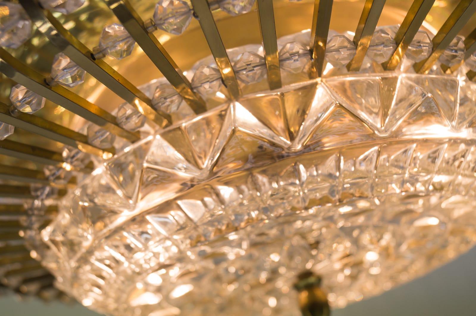 Lampada da soffitto moderna di metà secolo con pietre di vetro e montatura in ottone in vendita 1