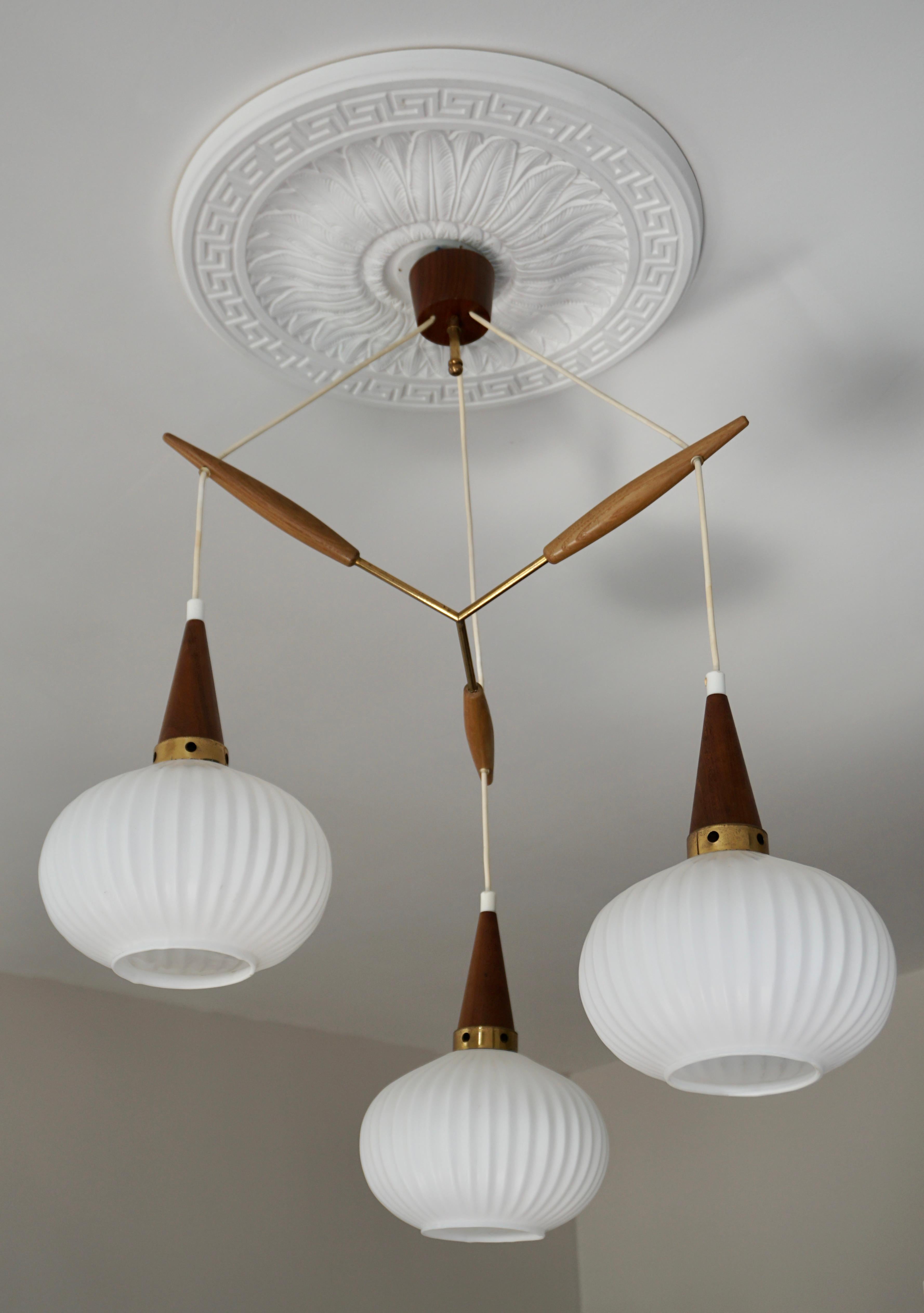 Opalescent Globe Ceiling Lamp, 1950s-1960s

Scandinavian style 1950s cascade pendant chandelier ribbed oval opal globe glass lampshades attributed to  Louis Kalff and Philips.

Electricity: 3 bulbs E27, 3 x 60 watt maximum, 110/220 volt.
Any type of