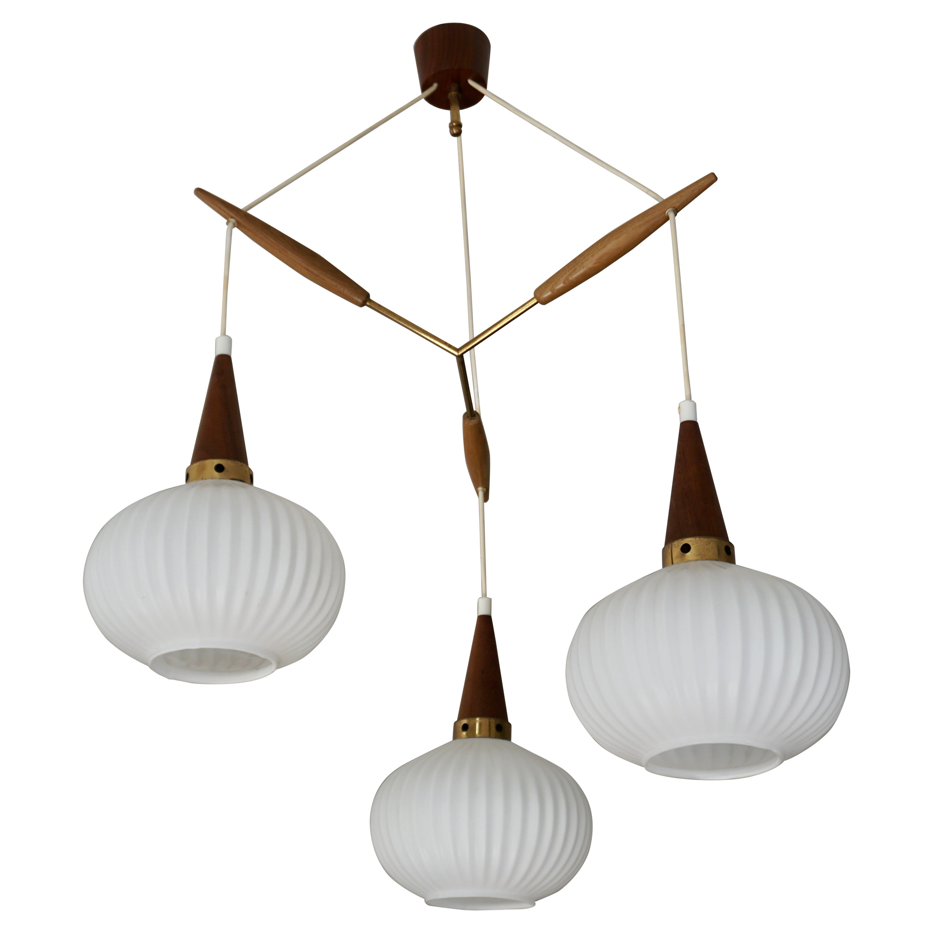 Lámpara de techo Mid Century Modern de Rispal en teca y cristal opalino - latón