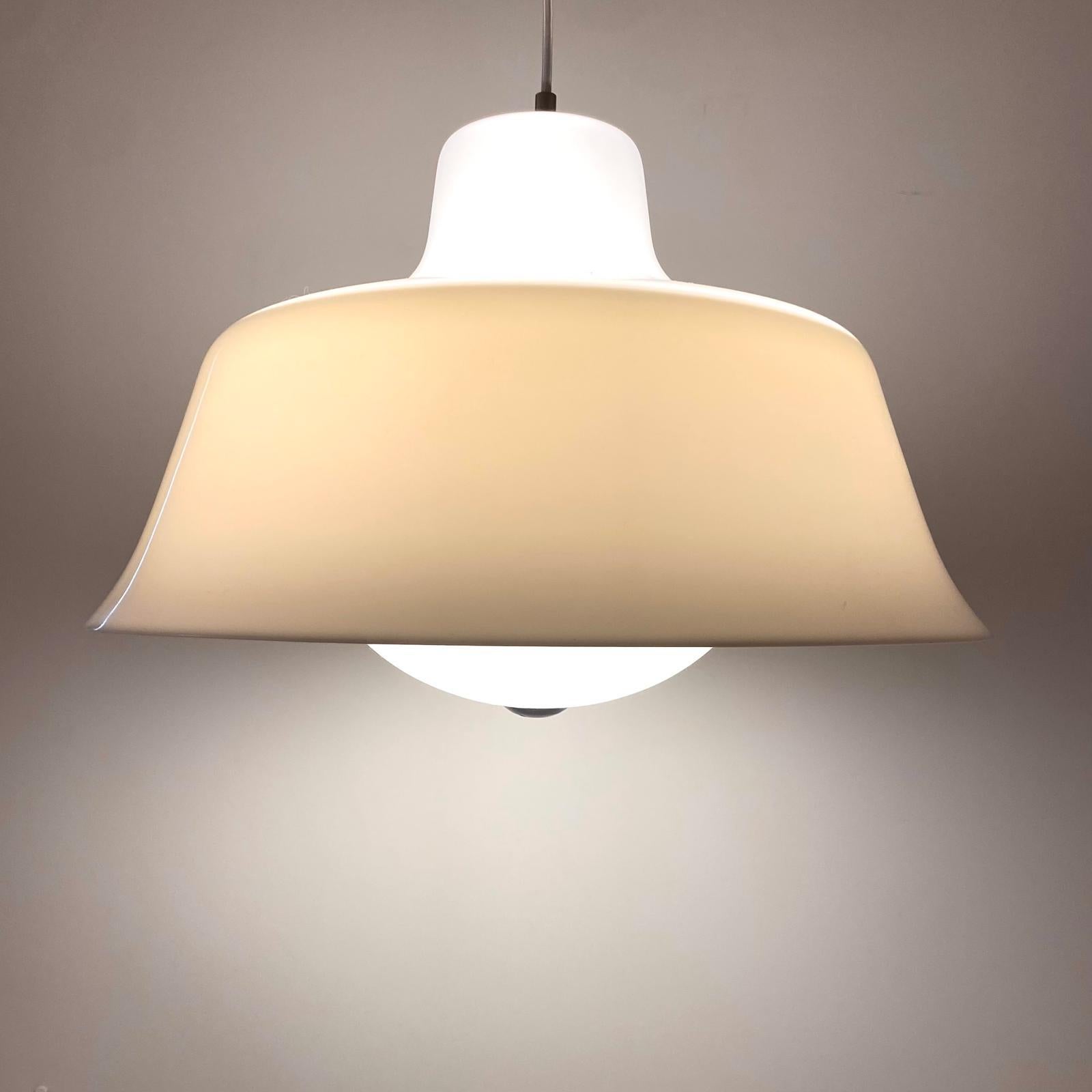 Plafoniera del Mid Century Modern Sergio Asti per Kartell, Italia '60

Disegnata dall'acclamato designer italiano Sergio Asti e prodotta da Kartell tra gli anni '50 e '60 (prova di autenticità nella gallery), questa elegante plafoniera è una