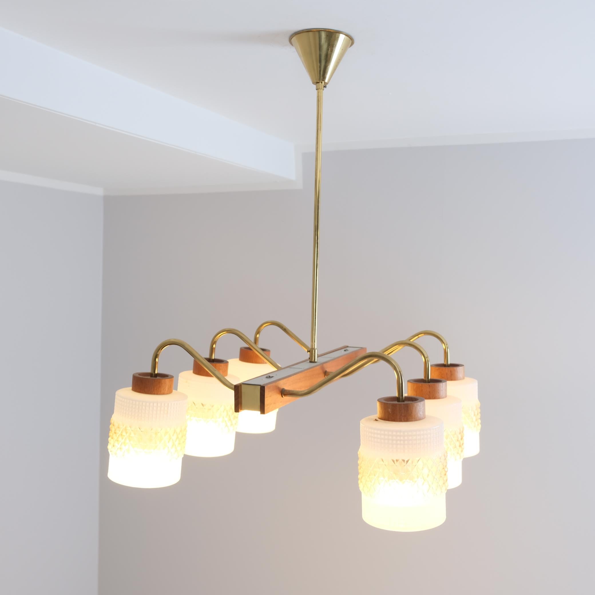 Metallo Ciondolo da soffitto moderno di metà secolo in ottone, vetro e teak, Aris Finland 1960s in vendita