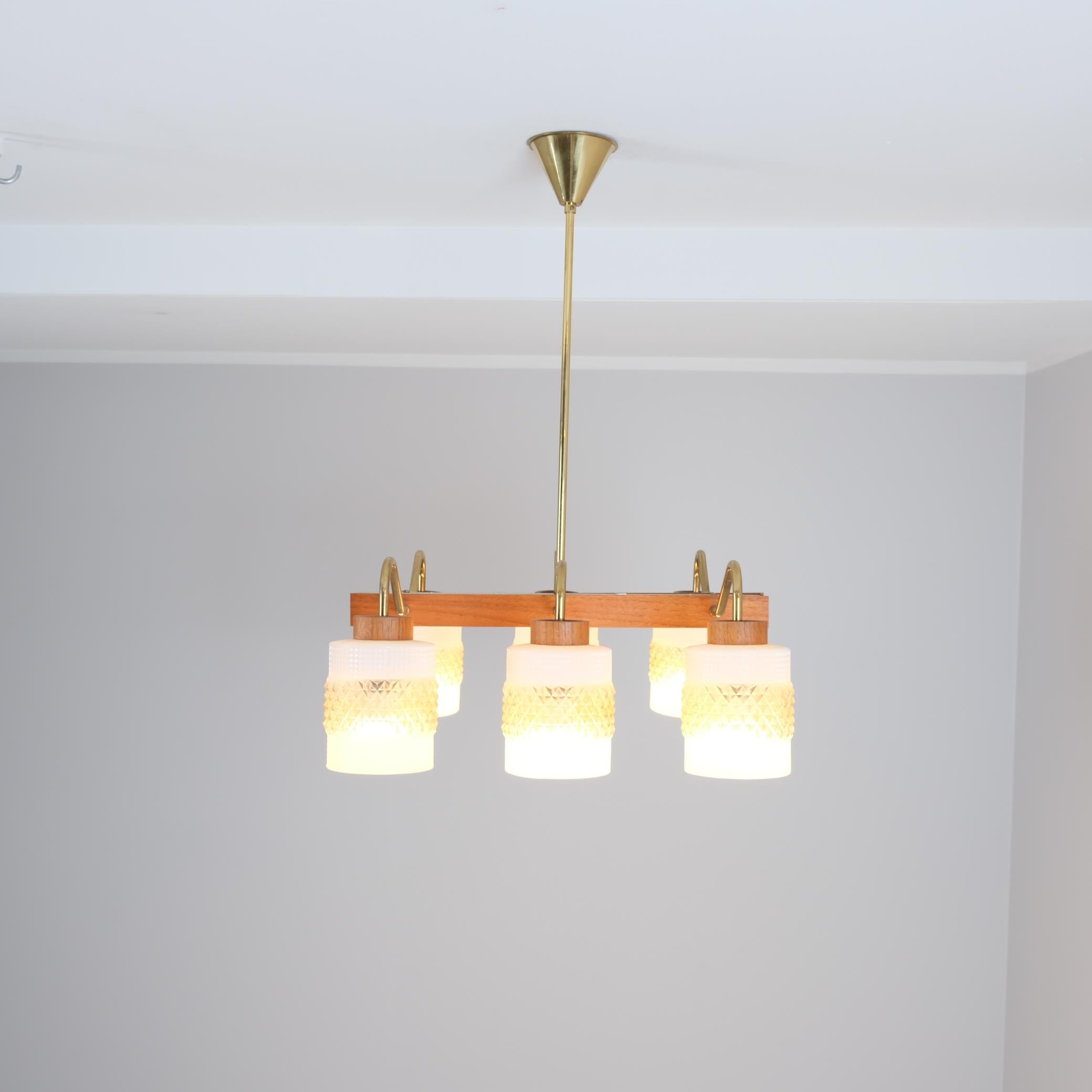 Ciondolo da soffitto moderno di metà secolo in ottone, vetro e teak, Aris Finland 1960s in vendita 1
