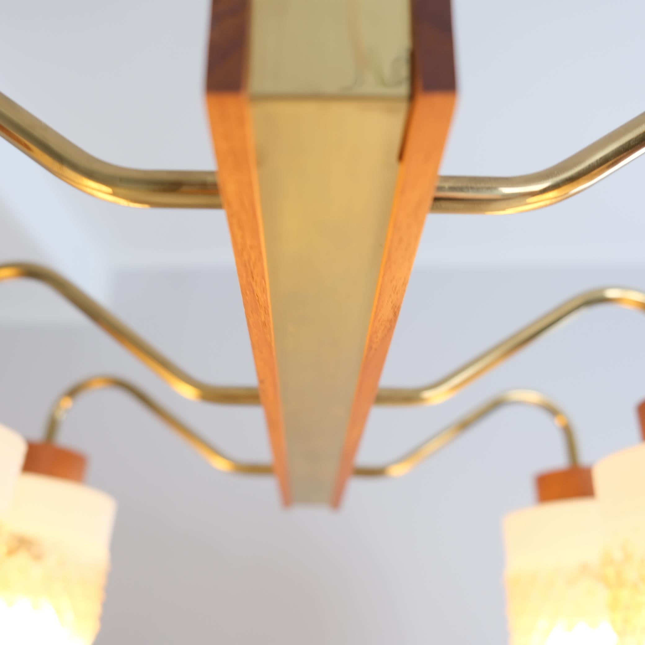 Ciondolo da soffitto moderno di metà secolo in ottone, vetro e teak, Aris Finland 1960s in vendita 4