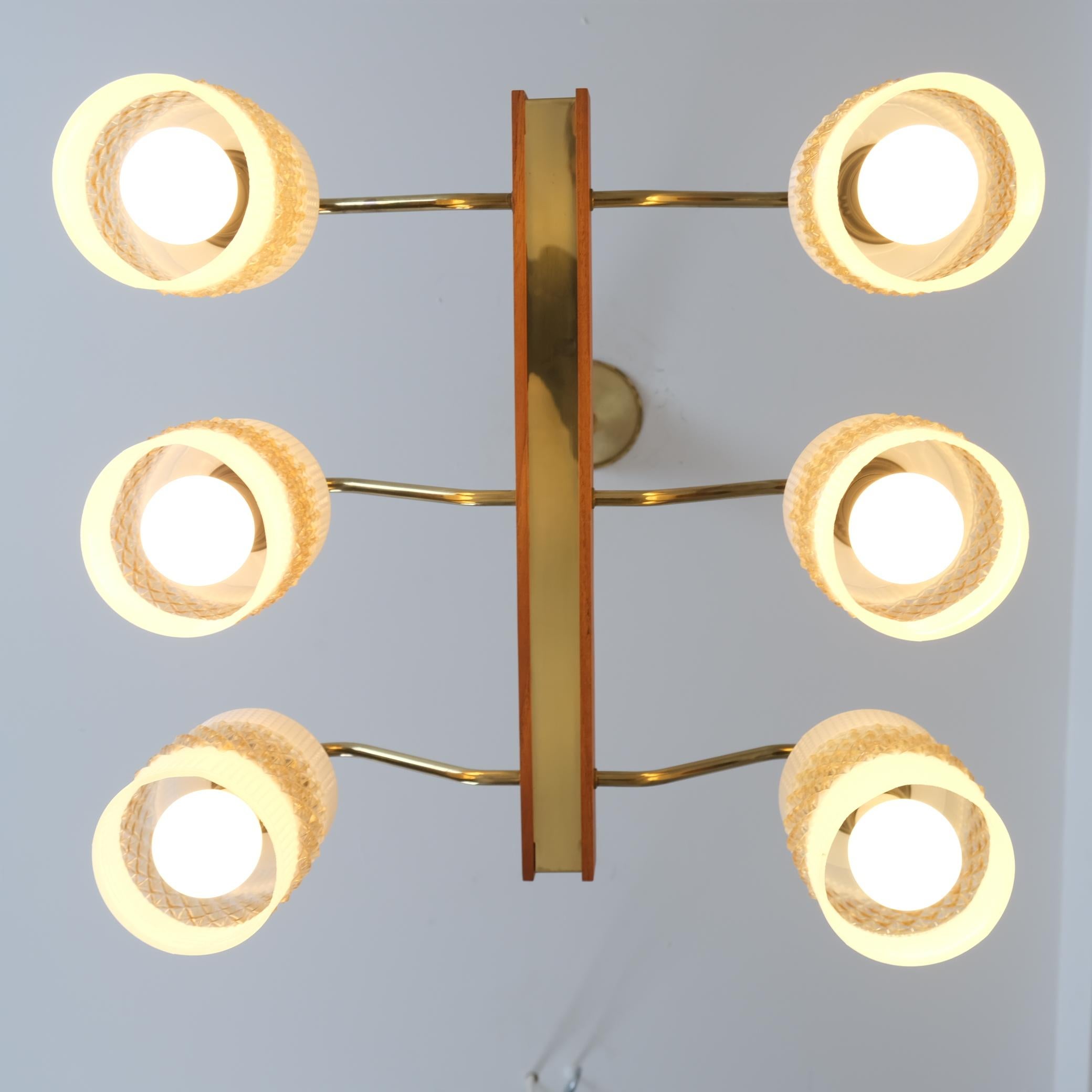 Ciondolo da soffitto moderno di metà secolo in ottone, vetro e teak, Aris Finland 1960s in vendita 5
