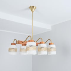 Plafonnier moderne du milieu du siècle dernier en laiton, verre et teck, Aris Finlande années 1960