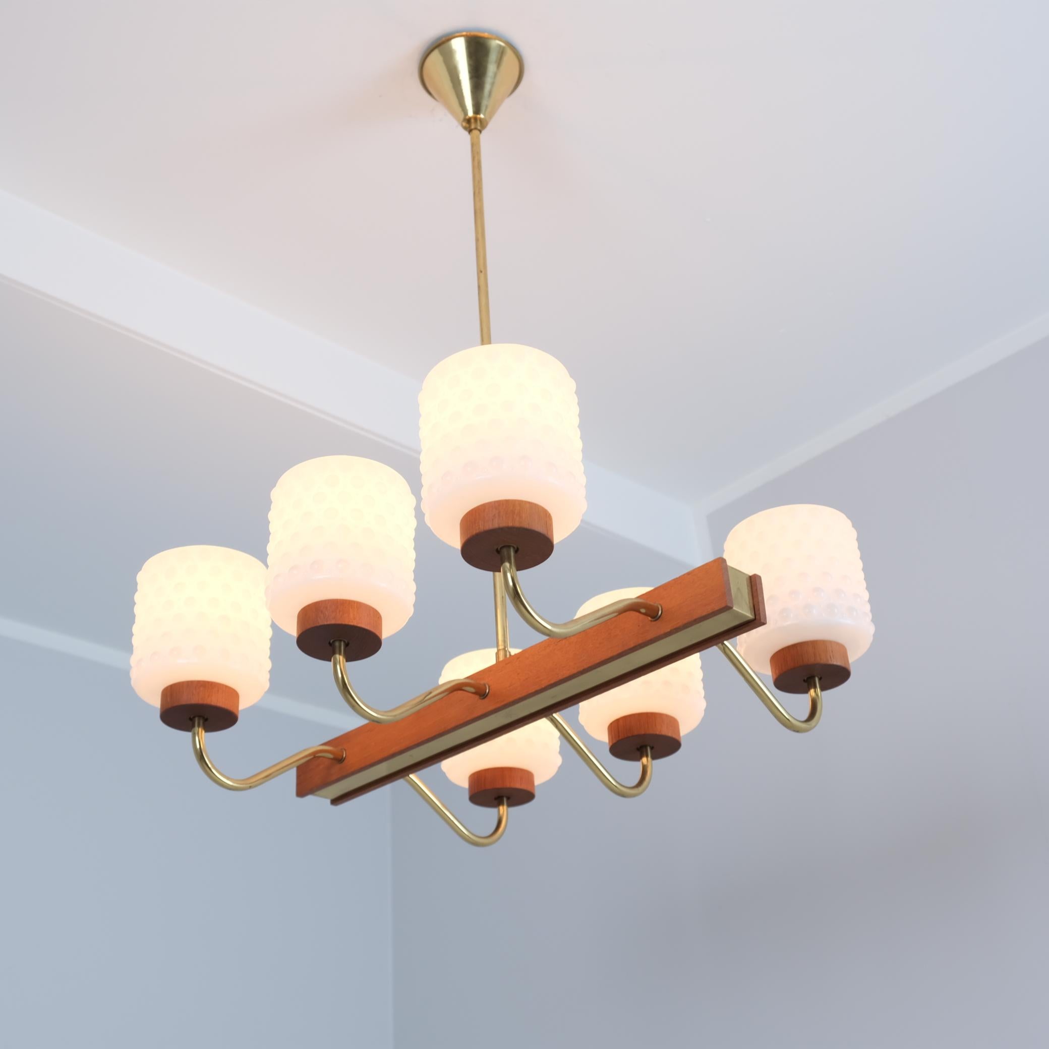 Finlandese Ciondolo da soffitto moderno di metà secolo in ottone, vetro e teak, Aris Finland 1960s in vendita