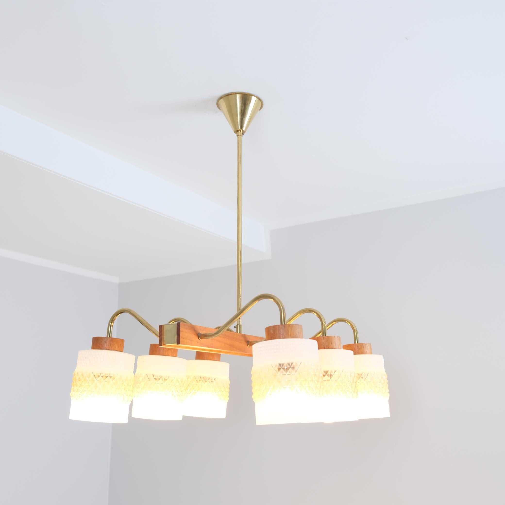 Finlandese Ciondolo da soffitto moderno di metà secolo in ottone, vetro e teak, Aris Finland 1960s in vendita