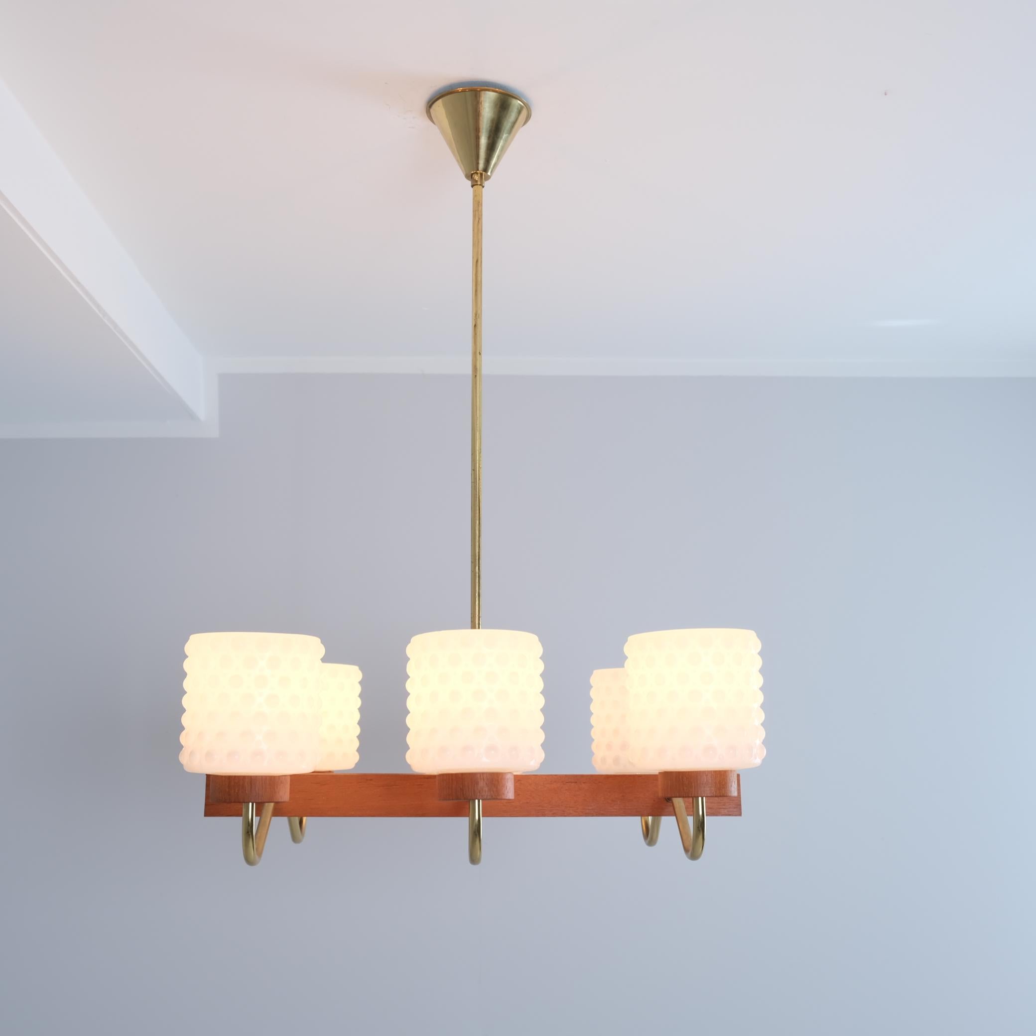 Ciondolo da soffitto moderno di metà secolo in ottone, vetro e teak, Aris Finland 1960s In condizioni buone in vendita a Helsinki, FI