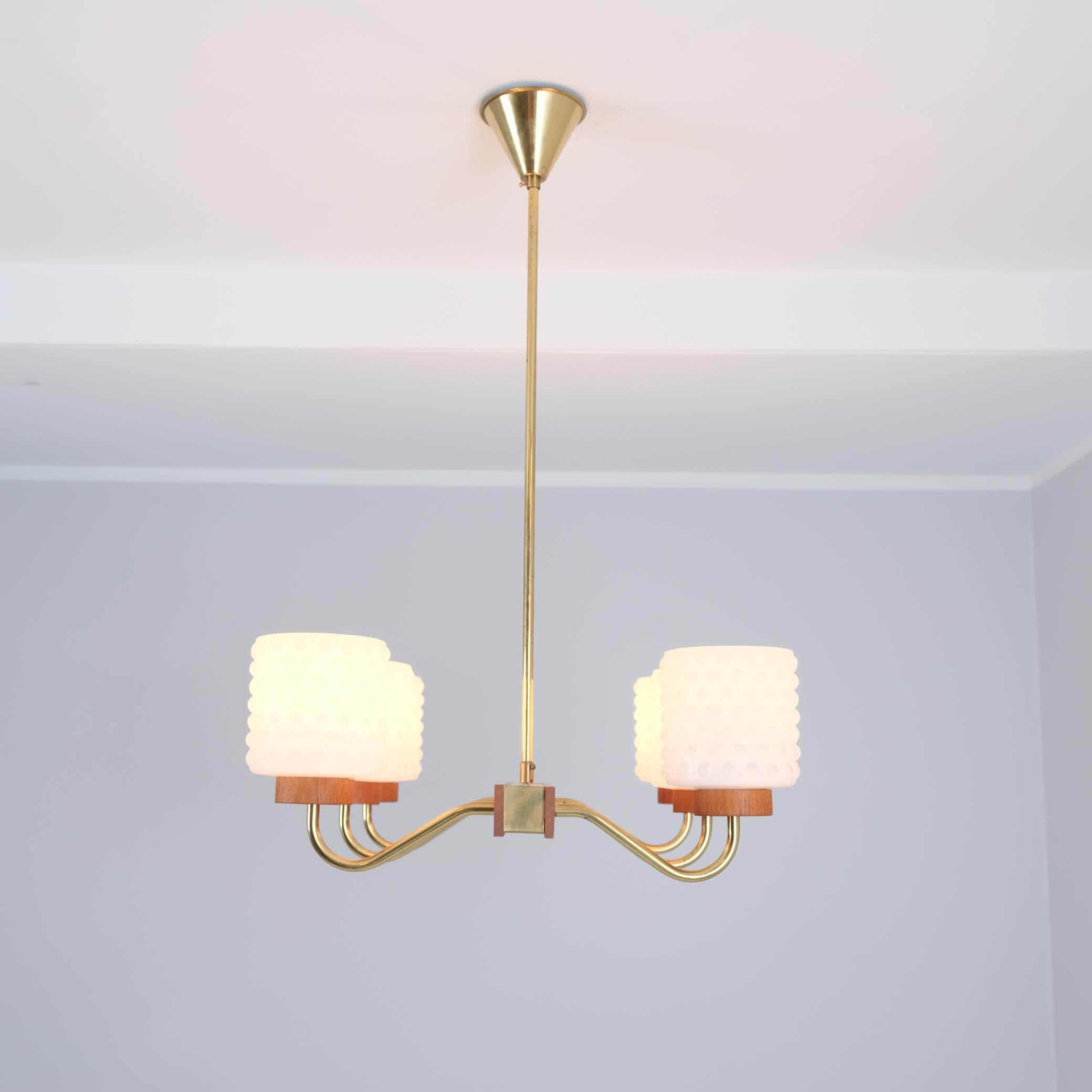Metà XX secolo Ciondolo da soffitto moderno di metà secolo in ottone, vetro e teak, Aris Finland 1960s in vendita