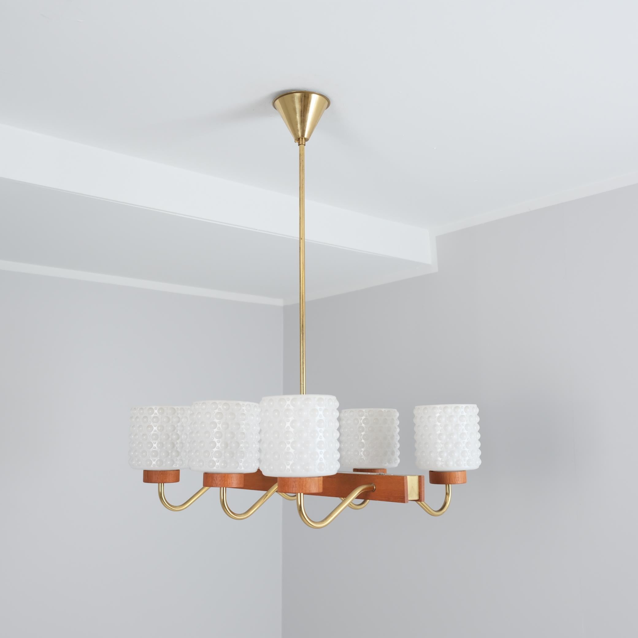 Una splendida lampada da soffitto in stile Mid-Century Modern con un bellissimo design a 
