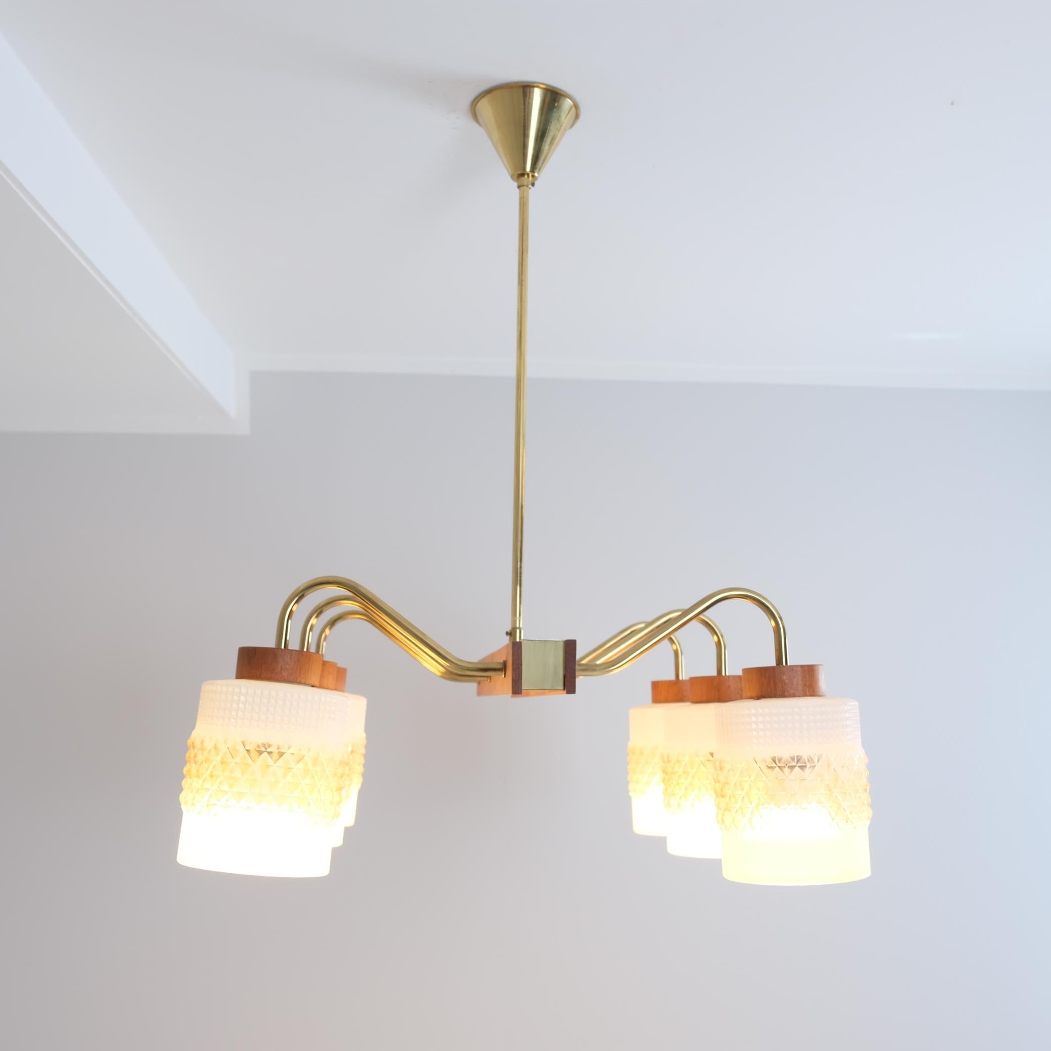 Metà XX secolo Ciondolo da soffitto moderno di metà secolo in ottone, vetro e teak, Aris Finland 1960s in vendita