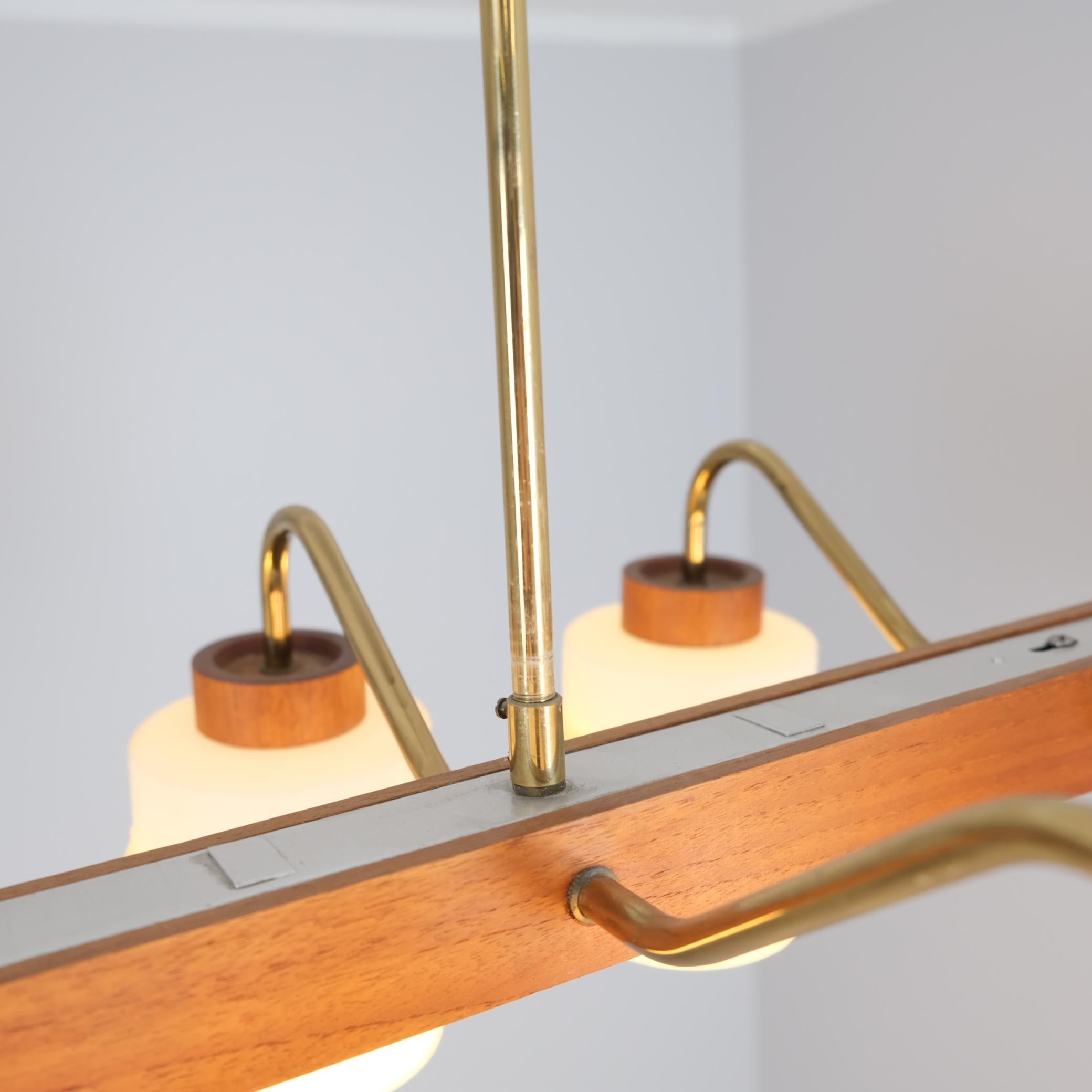 Ciondolo da soffitto moderno di metà secolo in ottone, vetro e teak, Aris Finland 1960s in vendita 2