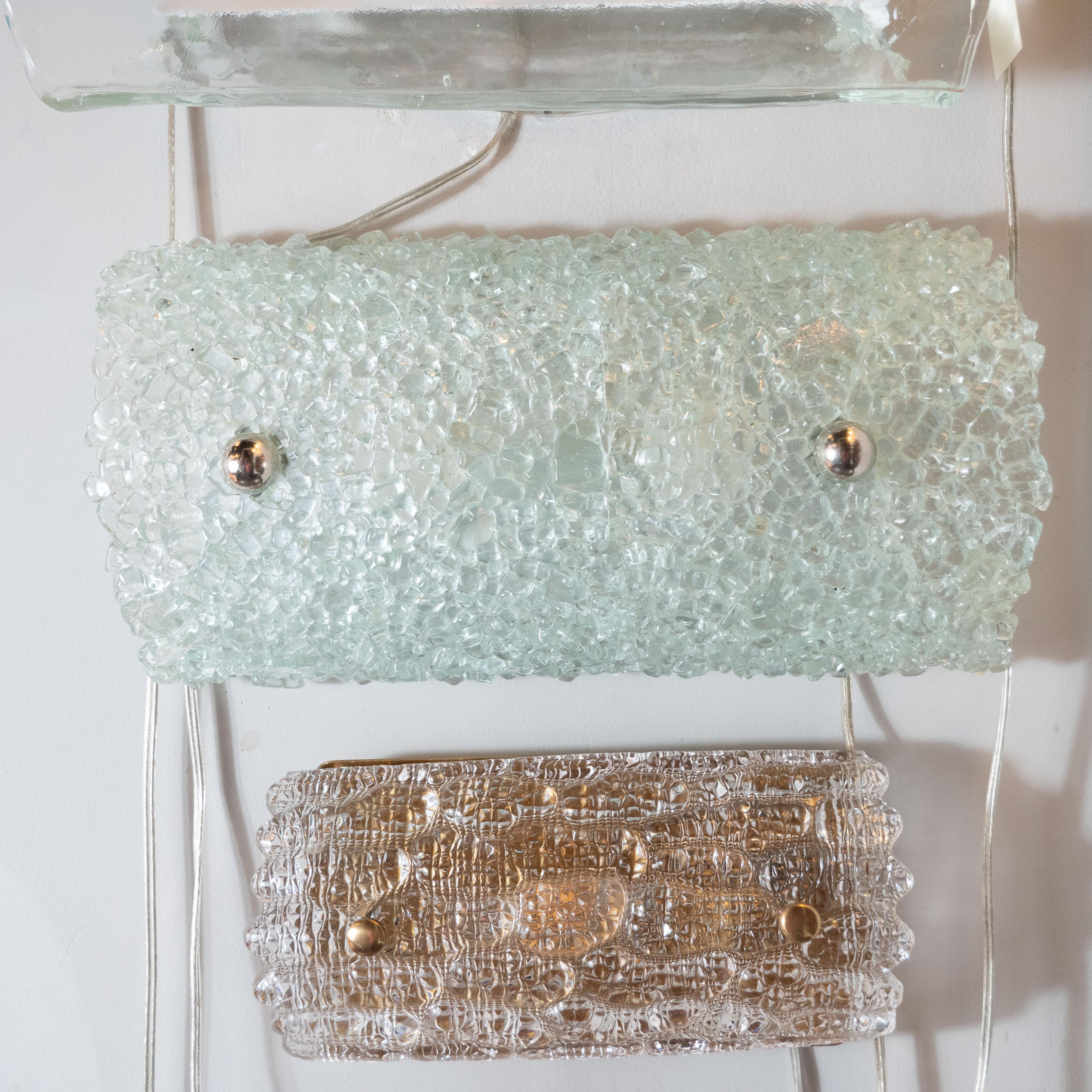Questa audace e sofisticata lampada da toilette del Mid Century Modern è stata soffiata a mano a Murano, in Italia, l'isola al largo della costa di Venezia rinomata da secoli per la sua superlativa produzione di vetro, intorno al 1980. Presenta un