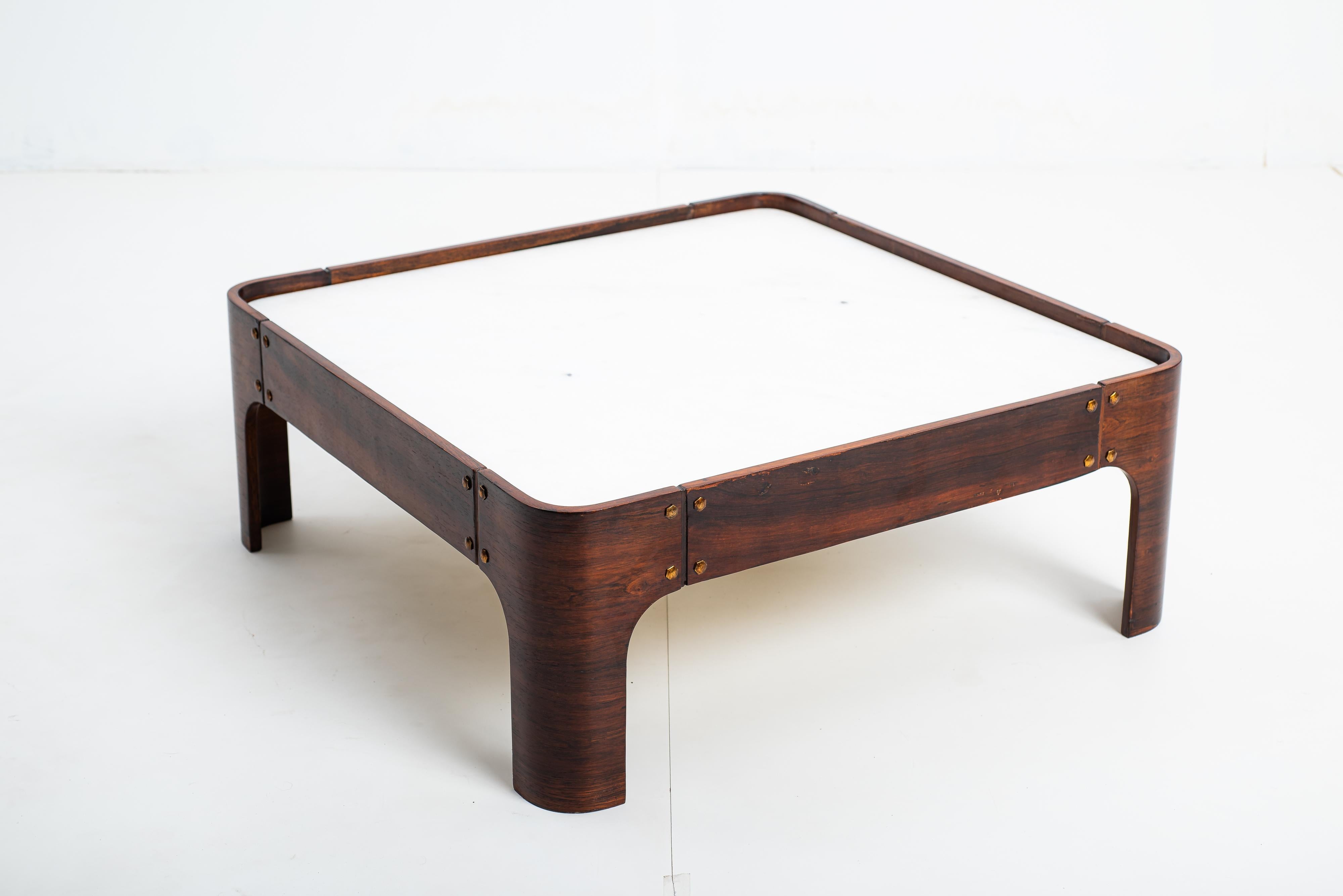 Table centrale moderne du milieu du siècle dernier par Bertomeu & Cia, Brésil, années 1960

Table centrale dotée d'un cadre en bois massif et d'un plateau en marbre blanc. 
Le design reflète l'élégante esthétique moderniste de l'époque, avec des