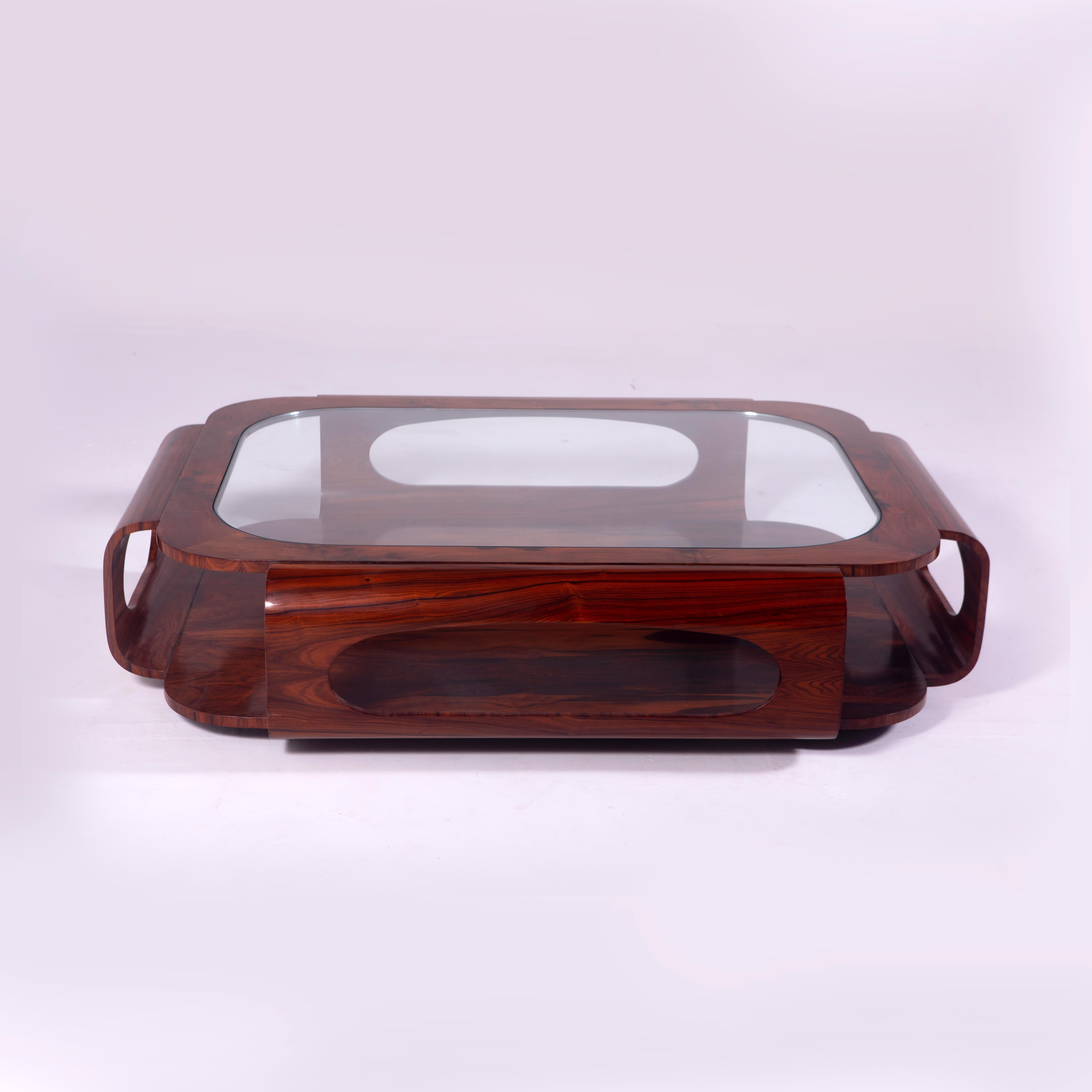 Mesa de centro moderna de mediados de siglo de Bertomeu & Cia, Brasil, años 60

Mesa central de madera maciza, con tablero de cristal anidado.

Reacabada con barniz natural, manteniendo las características originales de la mesa.