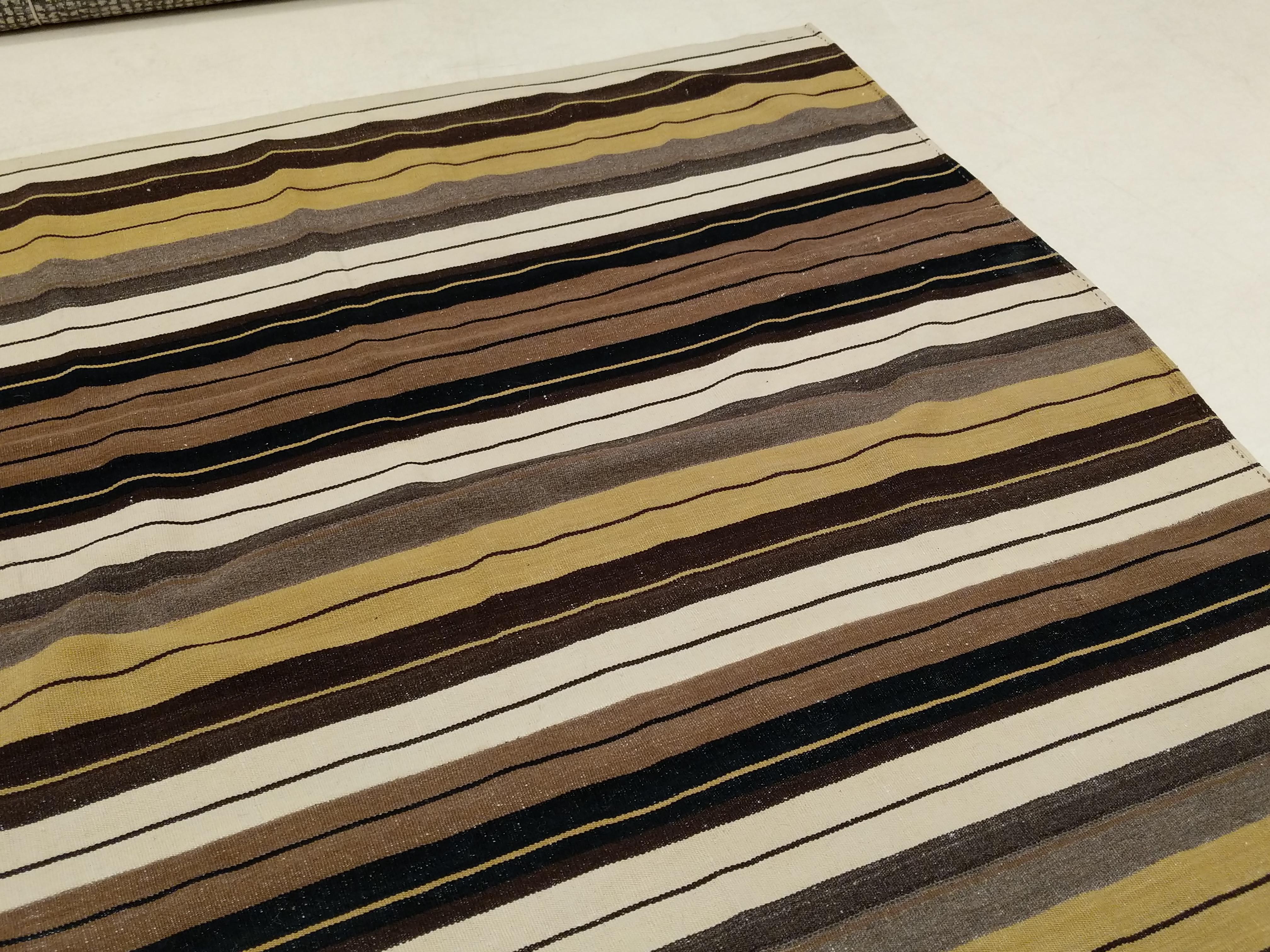 The Moderns Modernity Rug & Kilim Kilim d'Anatolie centrale à rayures en vente 6