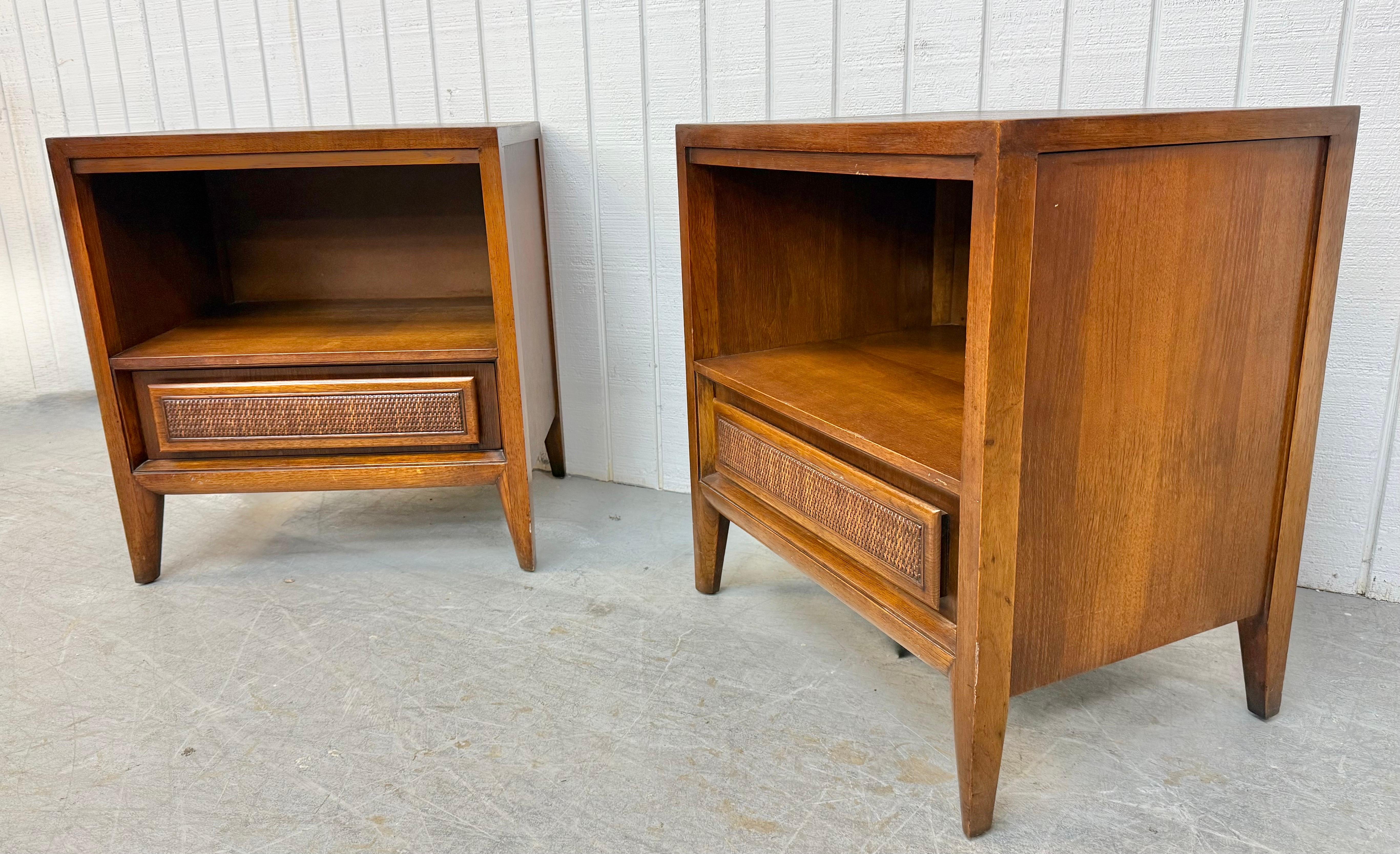 Mid-Century moderno Comodini in noce di metà secolo moderno - Set di 2 in vendita
