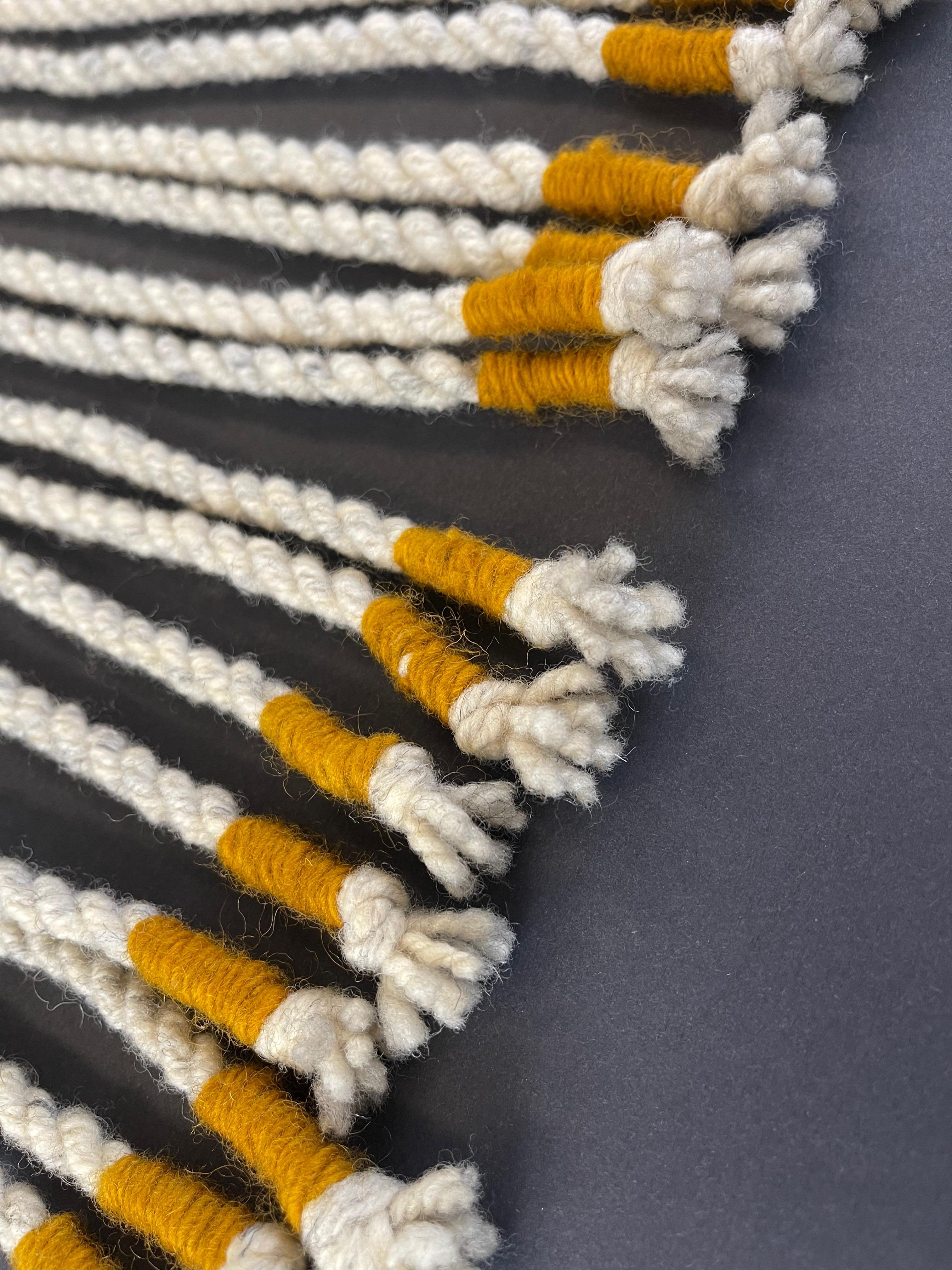 Moderner Cepelia-Kilim aus der Jahrhundertmitte, Polen, in warmen Erdtönen, Reiter (Polnisch) im Angebot