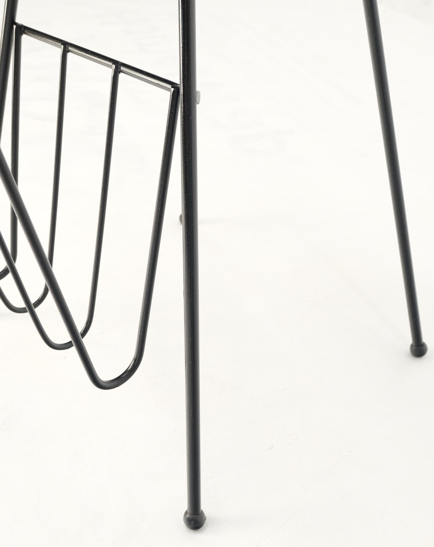 Mid-Century Modern Ceramic Ashtray on Wire Legs Magazine Rack Stand im Angebot 2