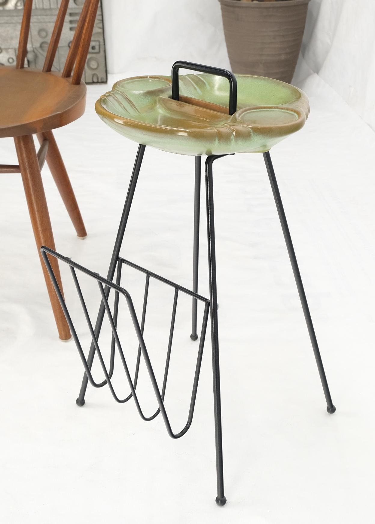 Mid-Century Modern Ceramic Ashtray on Wire Legs Magazine Rack Stand (Moderne der Mitte des Jahrhunderts) im Angebot