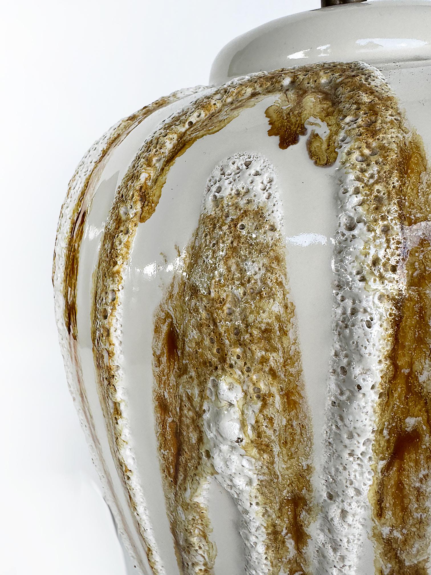 Mid-Century Modern Lampes de table en céramique Boho Lava Glaze du milieu du siècle dernier, grande paire en vente