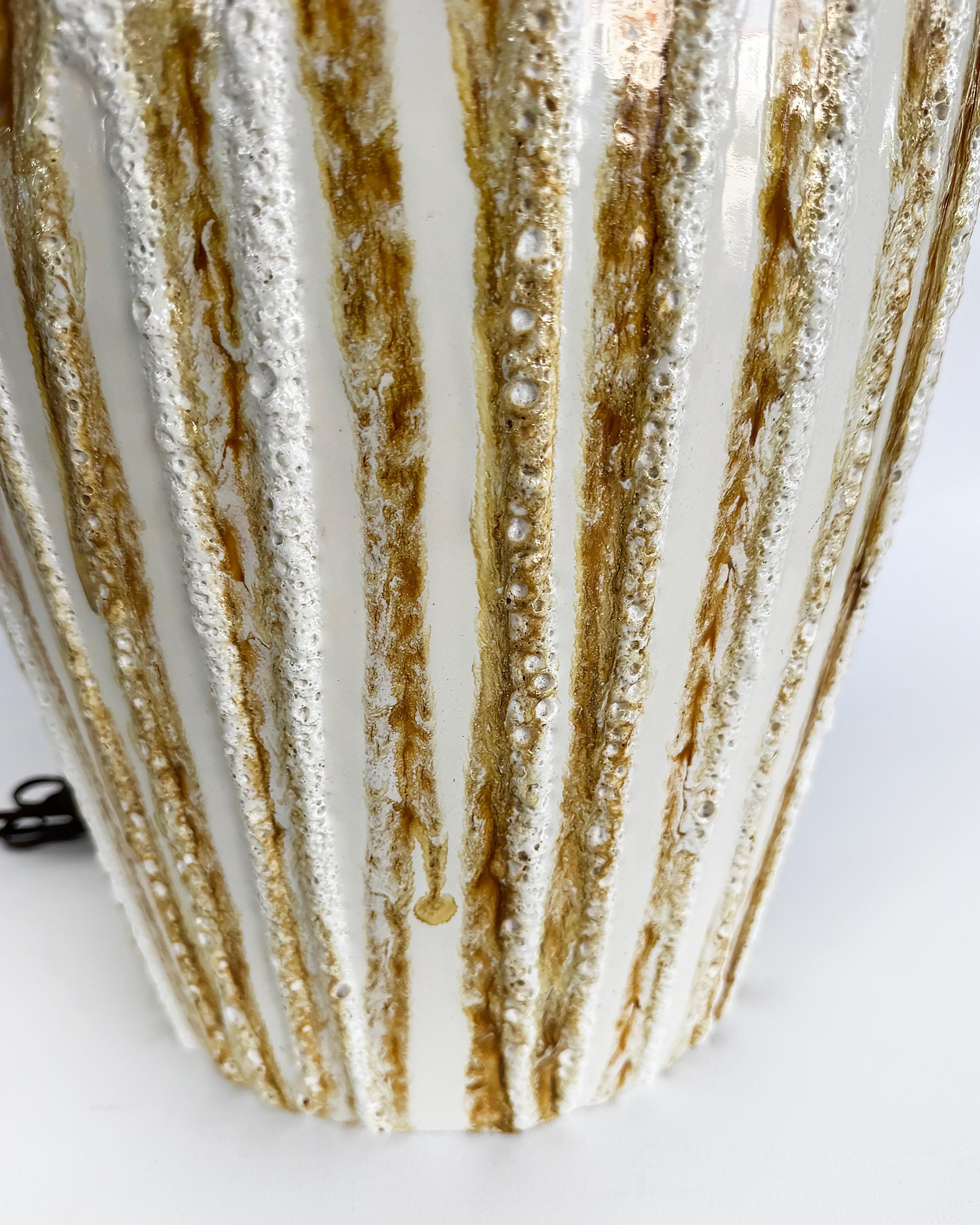 Vernissé Lampes de table en céramique Boho Lava Glaze du milieu du siècle dernier, grande paire en vente