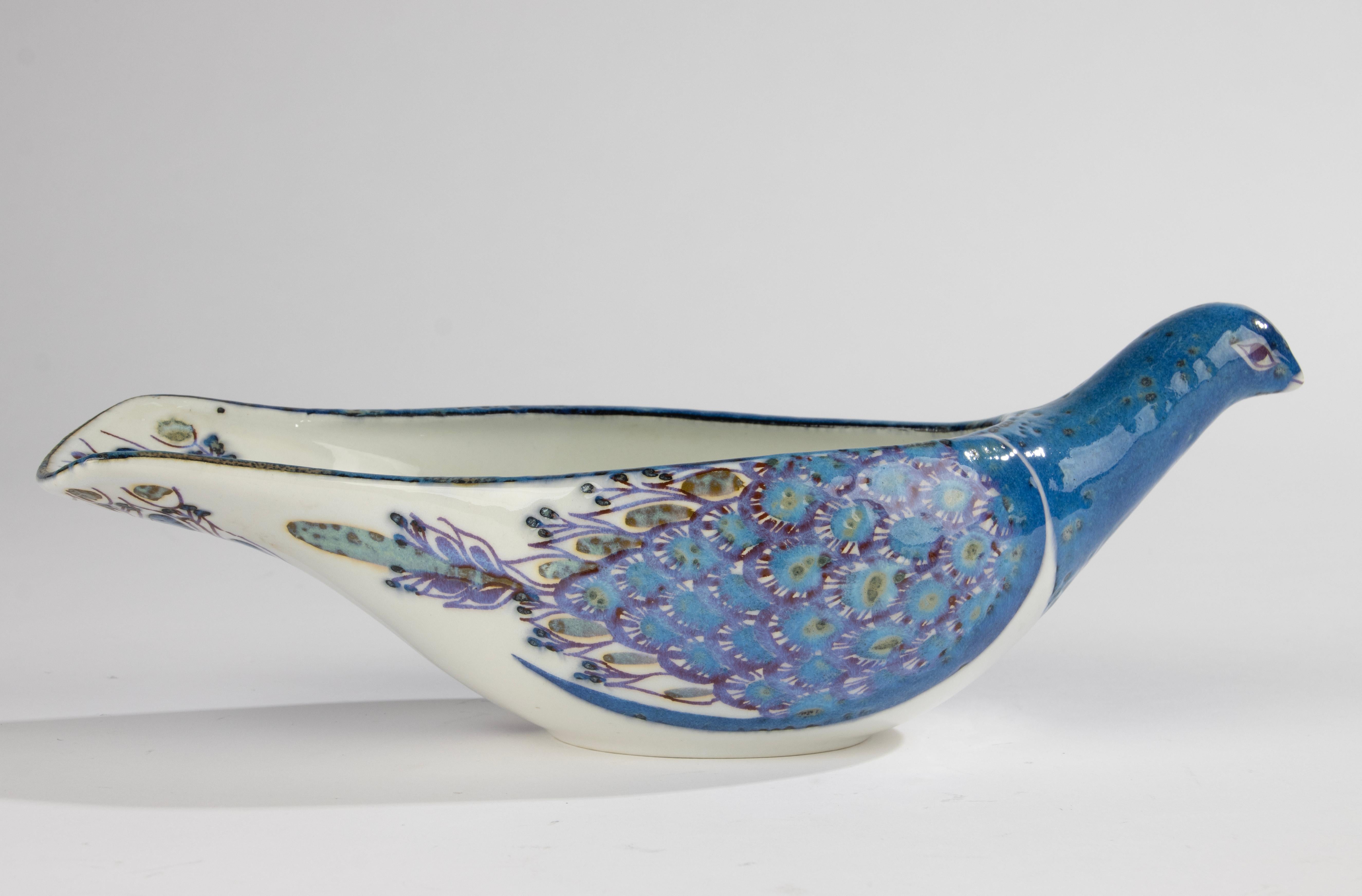 Eine schöne Keramikschale in Form eines Pfaus, hergestellt von der dänischen Marke Royal Copenhagen.
Es ist ein Entwurf von Berte Jessen und stammt aus der Zeit um 1960.
Schönes Design mit einer schönen Farbpalette.
Die Schale ist in gutem Zustand.