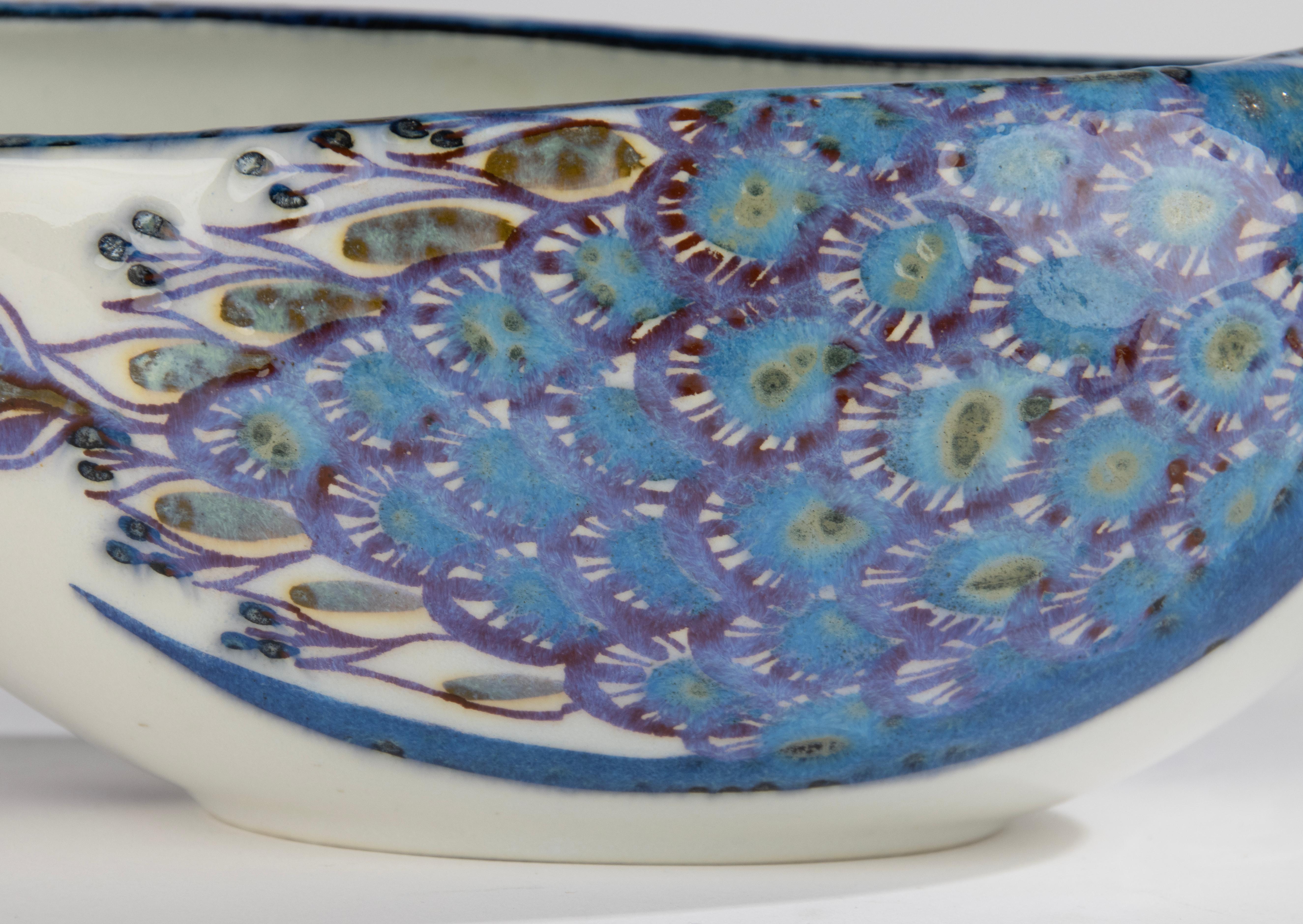 Moderne Keramikschale aus der Mitte des Jahrhunderts – Pfau – Royal Copenhagen – Berte Jessen (Handgefertigt) im Angebot