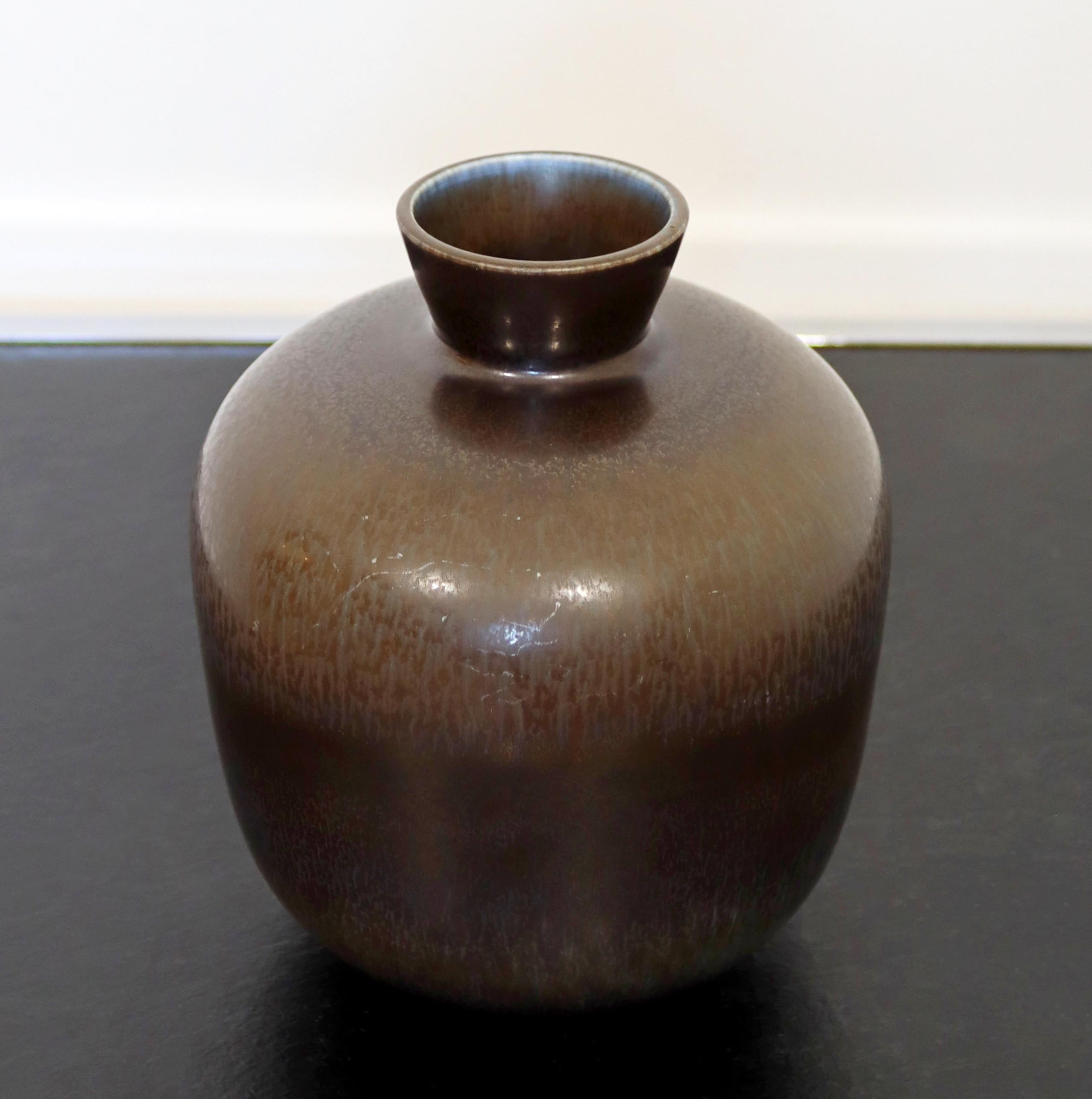 Nous vous proposons un magnifique vase en céramique, avec une glaçure grise de lièvre, fabriqué en Suède, signé sur la base par Berndt Friberg, vers les années 1960. En parfait état. Les dimensions sont de 5,5