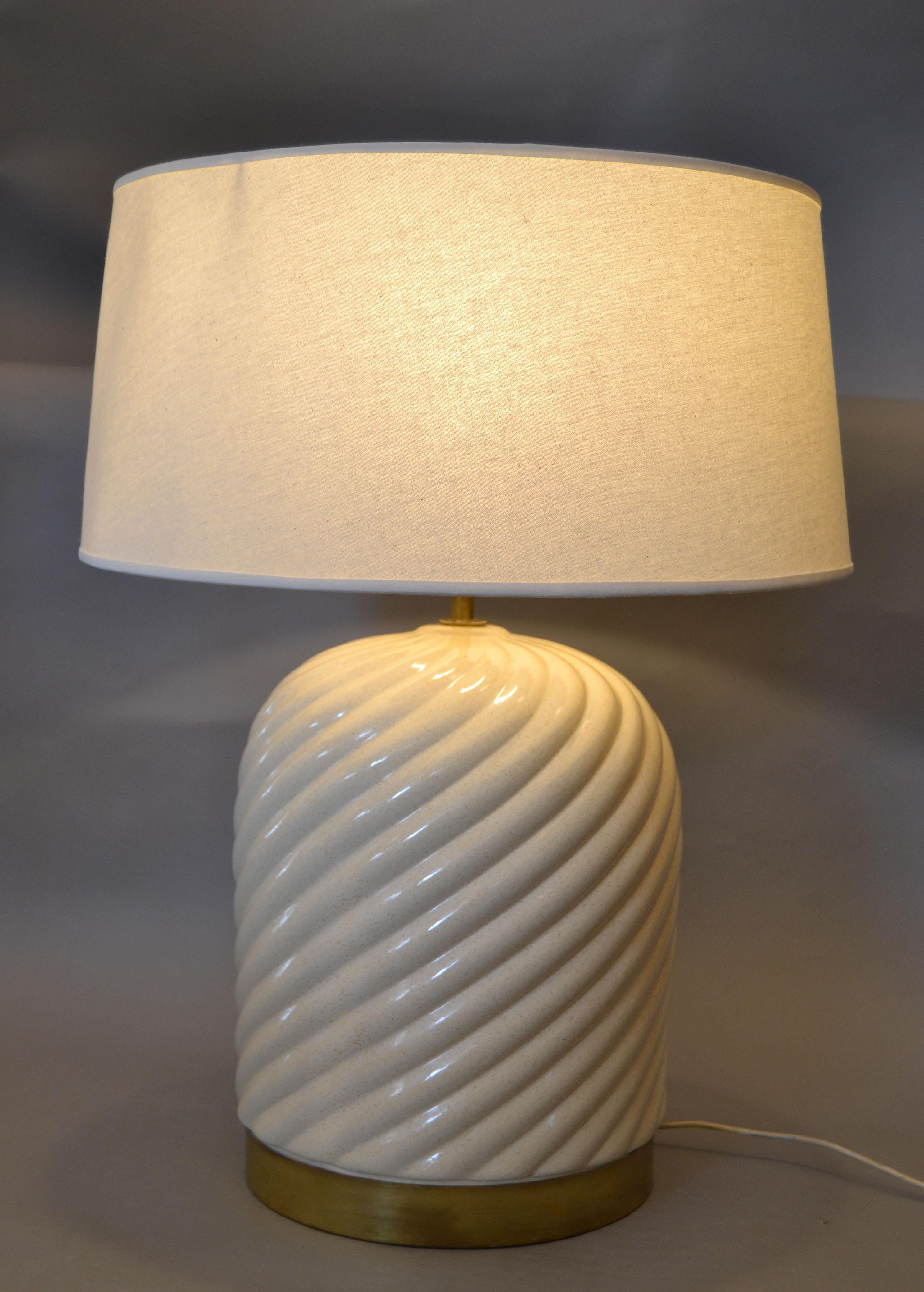 Mid-Century Modern Ceramic and Brass Table Lamp by Tommaso Barbi Italy For Sale 3