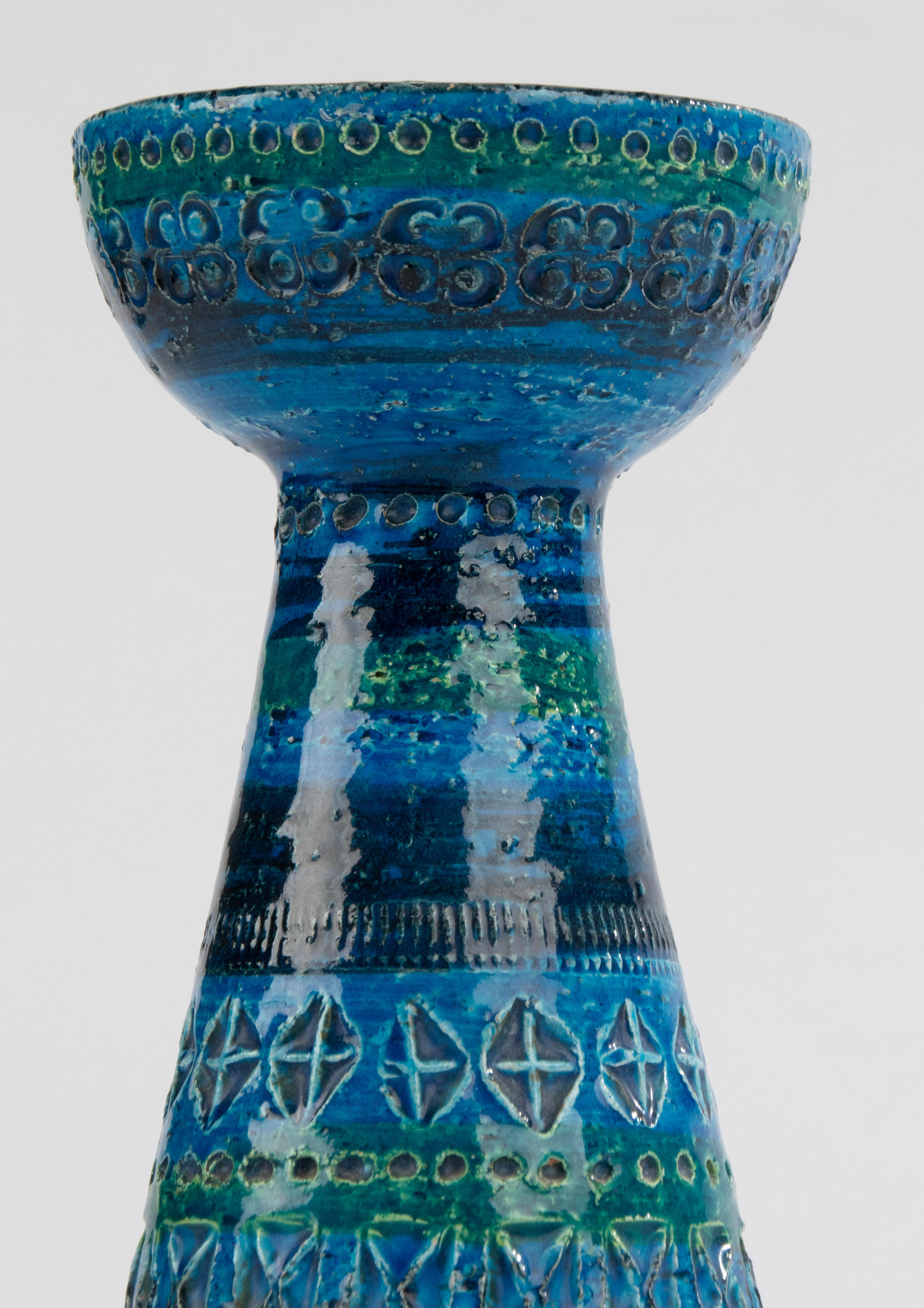 Un magnifique bougeoir en céramique moderne du milieu du siècle, réalisé dans le style typique de Bitossi. 
La pièce est marquée sur le fond 