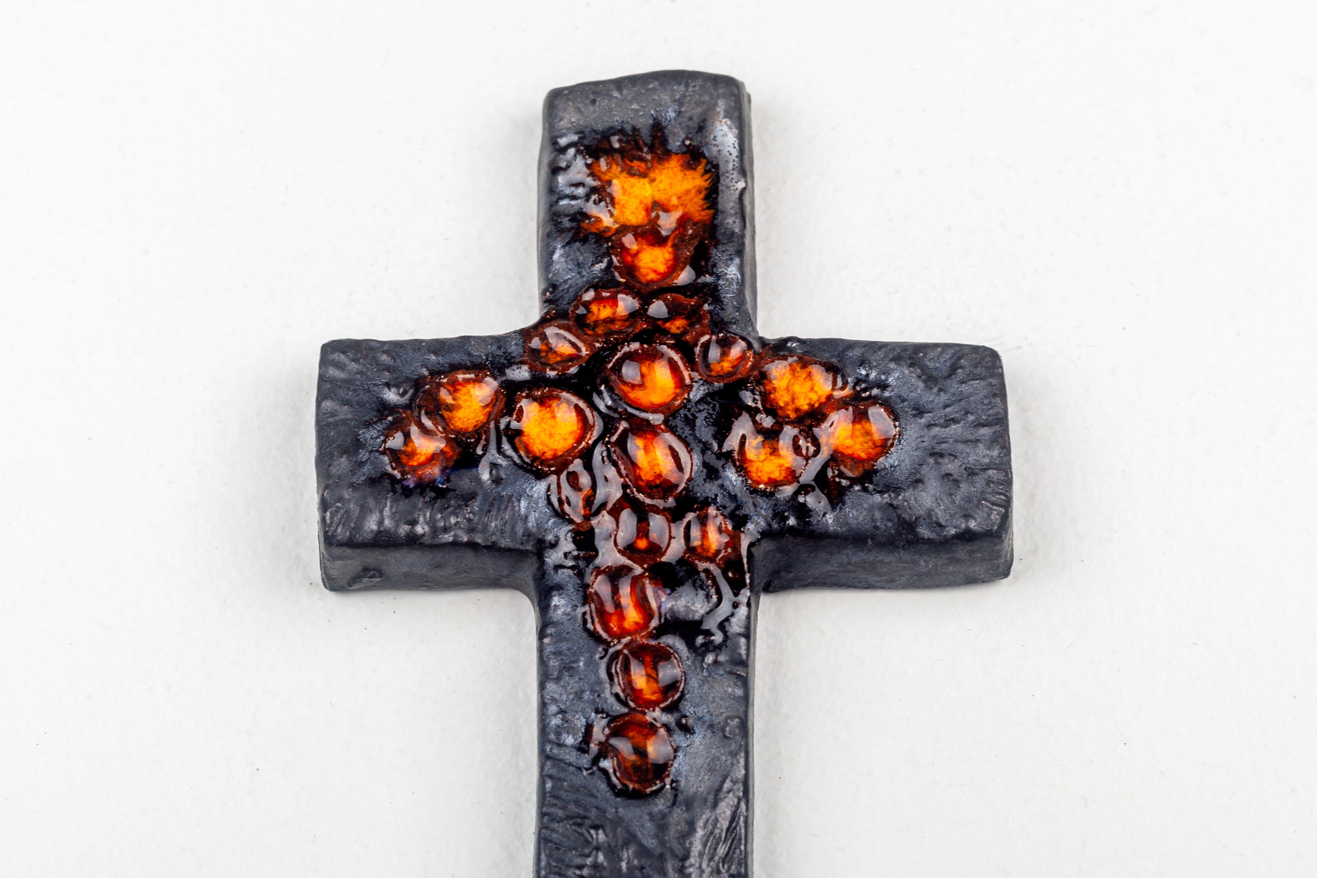 Dieses eindrucksvolle keramische Kreuz ist ein Beispiel für die Innovation und die künstlerische Erforschung, die die moderne Studiotöpferei in Europa um die Jahrhundertmitte prägten. Das in den 1950er- oder 1960er-Jahren gefertigte Stück zeichnet