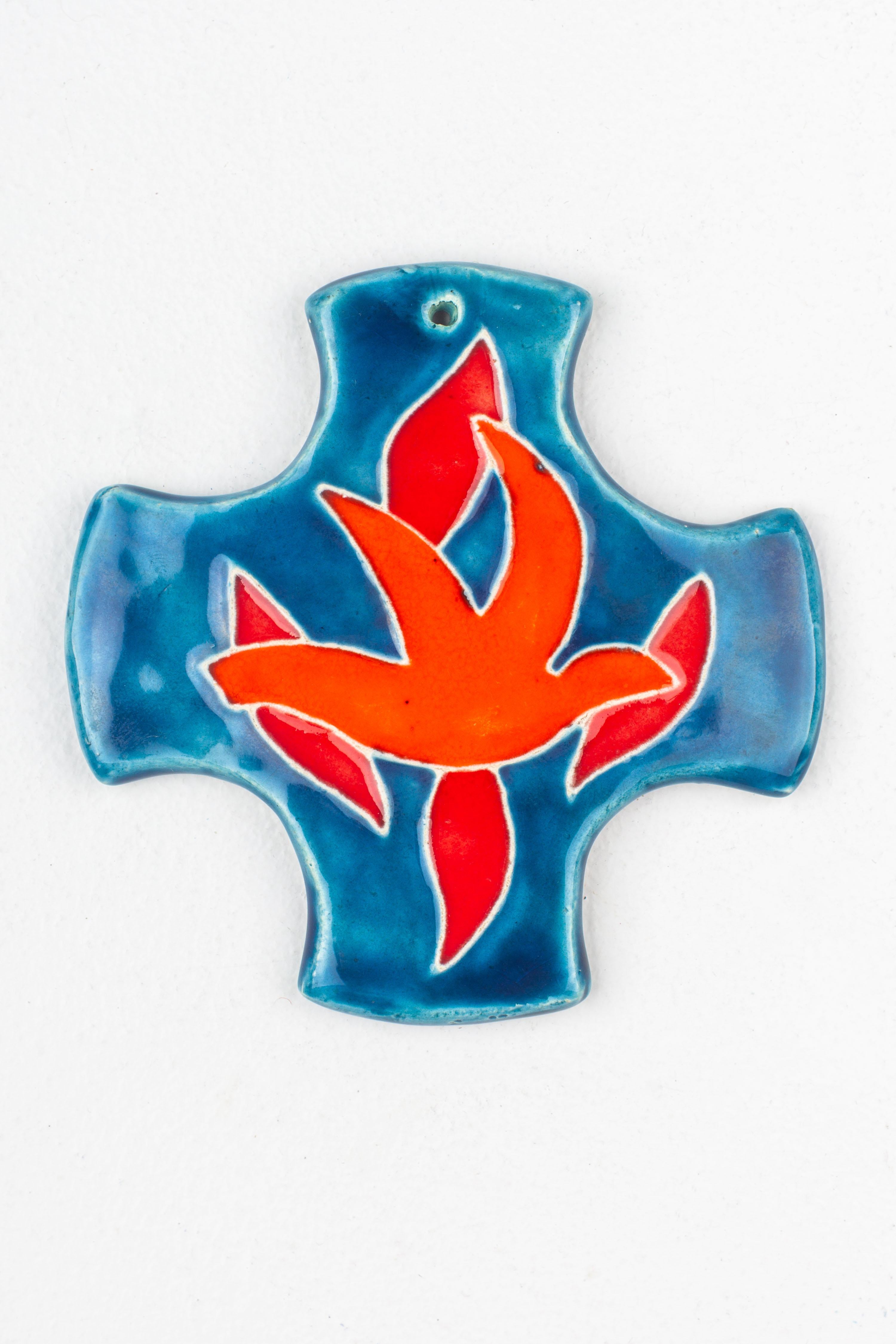 Dieses bezaubernde Keramikkreuz aus der Mitte des Jahrhunderts ist ein schönes Beispiel für die innovative Herangehensweise dieser Zeit an die traditionelle religiöse Symbolik. Das von europäischen Studiokünstlern gefertigte Kreuz zeichnet sich