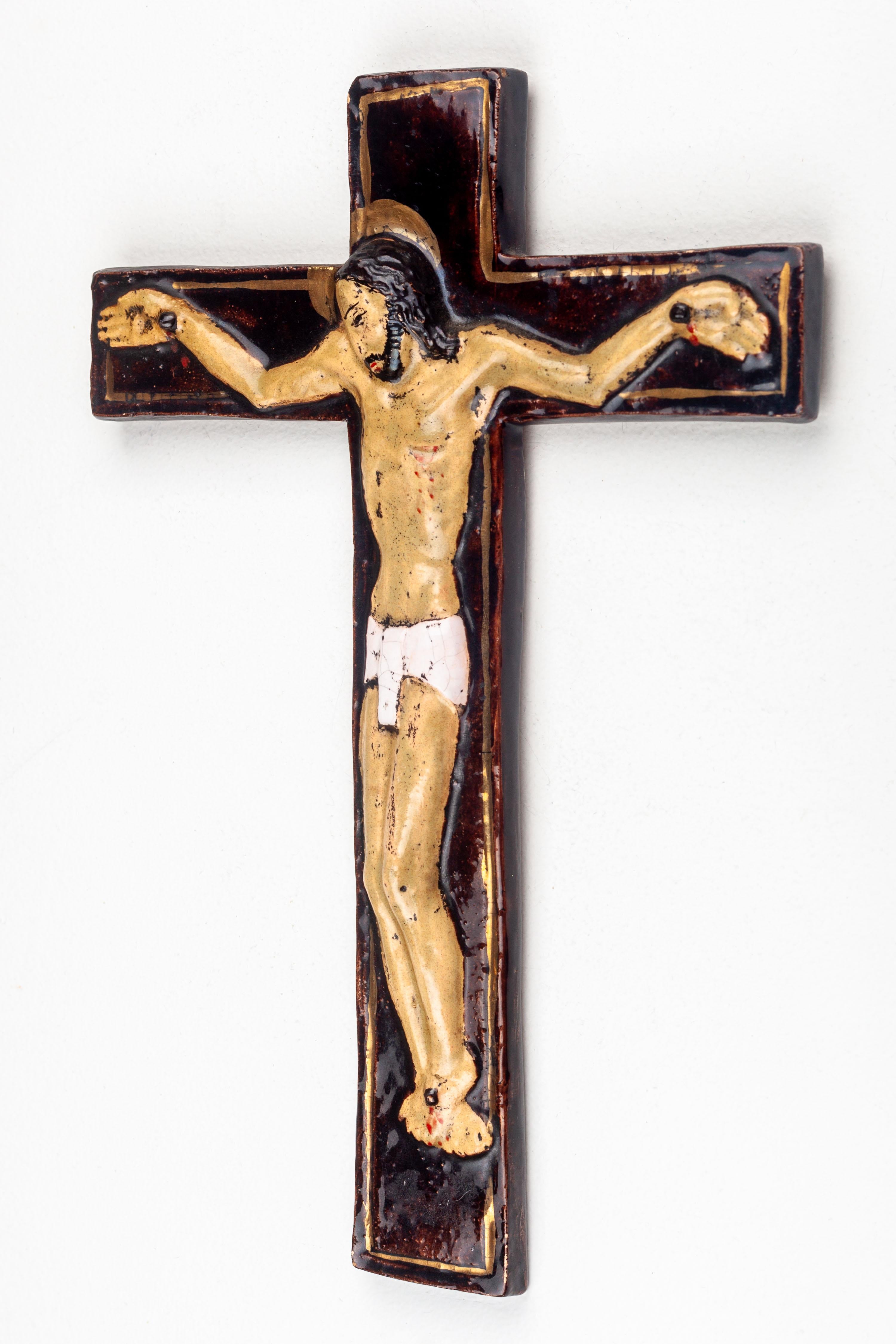Mid-Century Modern Ceramic Crucifix In Good Condition For Sale In Chicago, IL