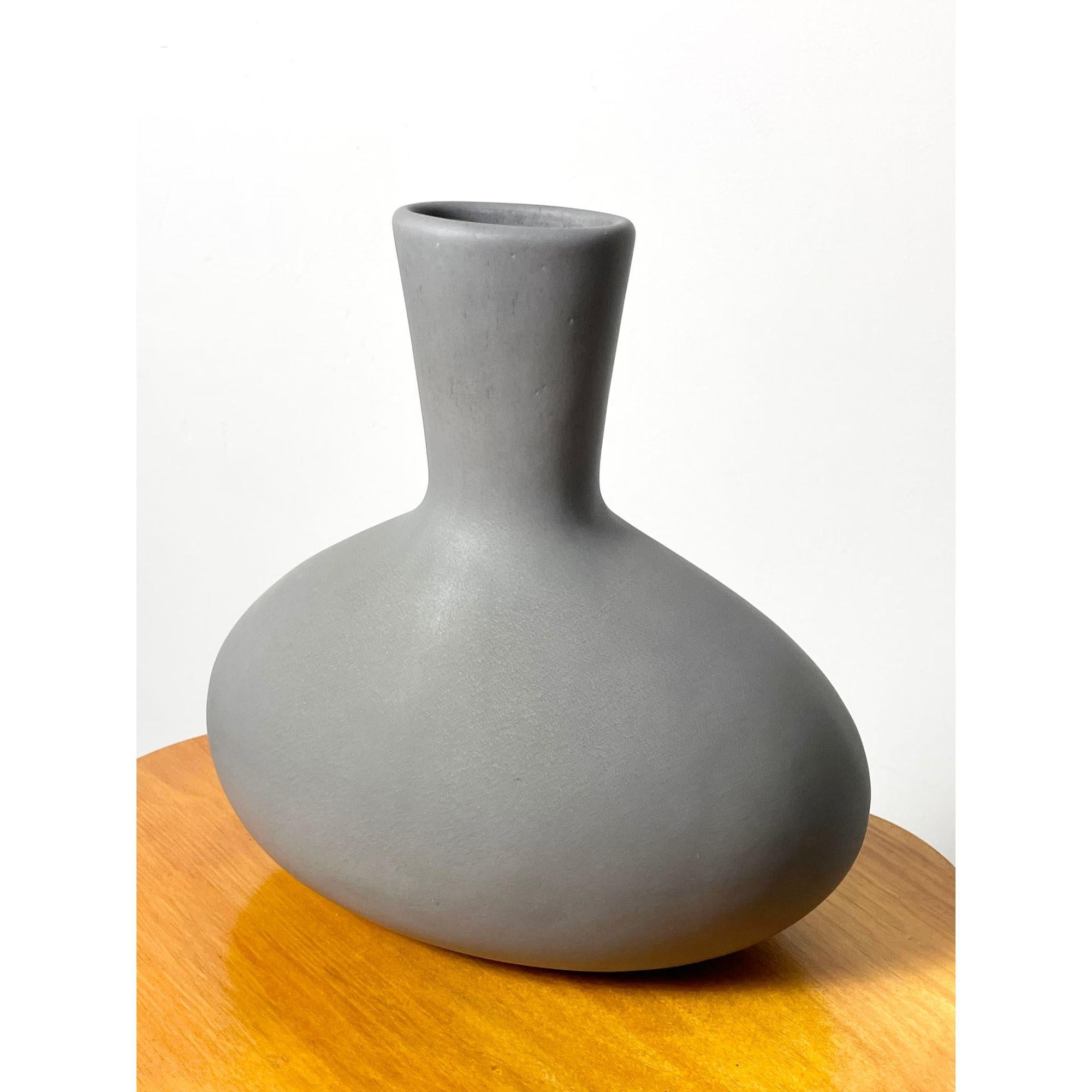 Rare Malcolm Leland Ceramic Egg Shaped Vase Mid Century Modern Architectural Pottery 1950s

Model 19 vase
Egg shaped form in matte gray glaze
Signed to underside

Additional Information:
Materials: Ceramic
Dimensions: 5.5
