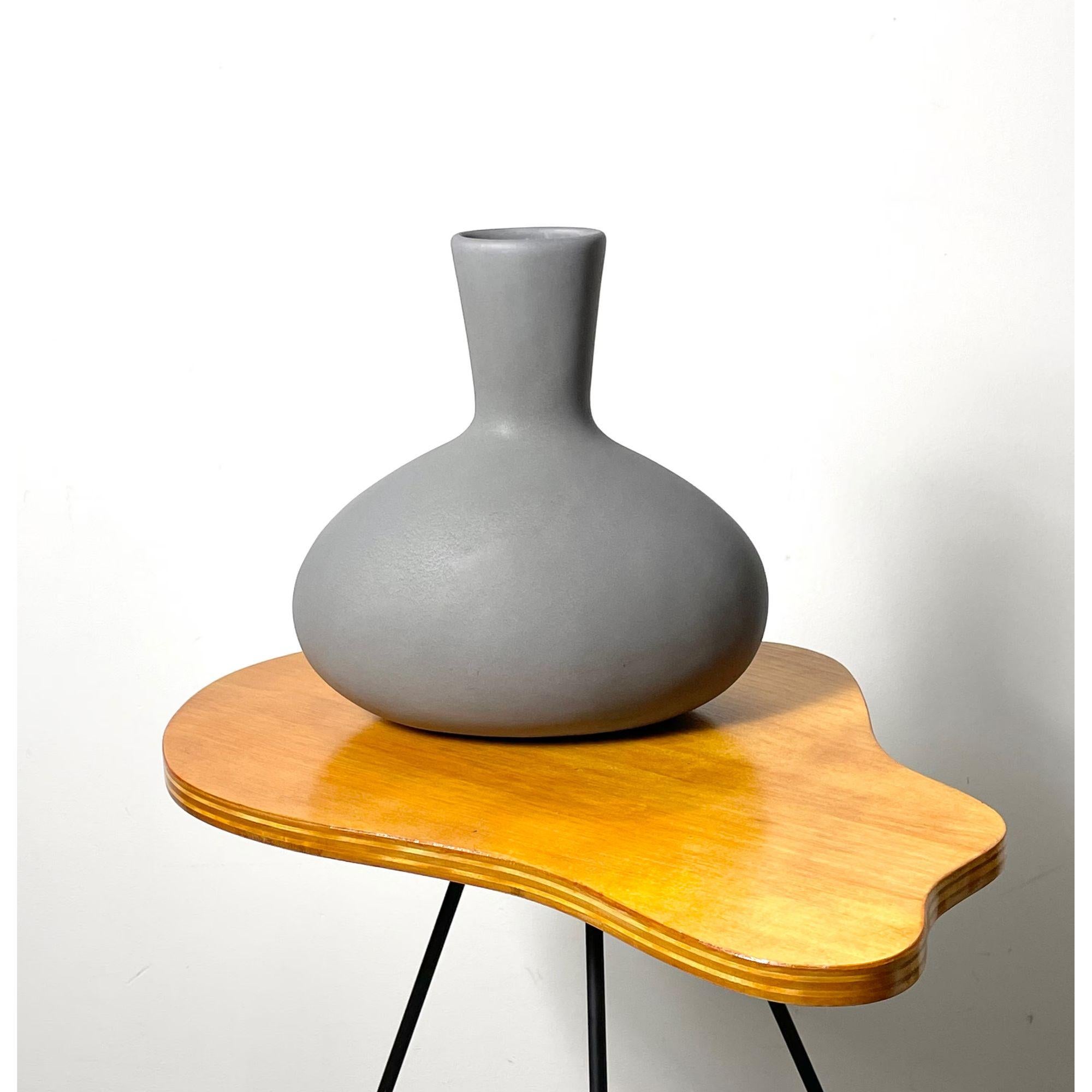 20ième siècle Vase en forme d'œuf en céramique The Moderns de Malcolm Leland circa 1950s en vente
