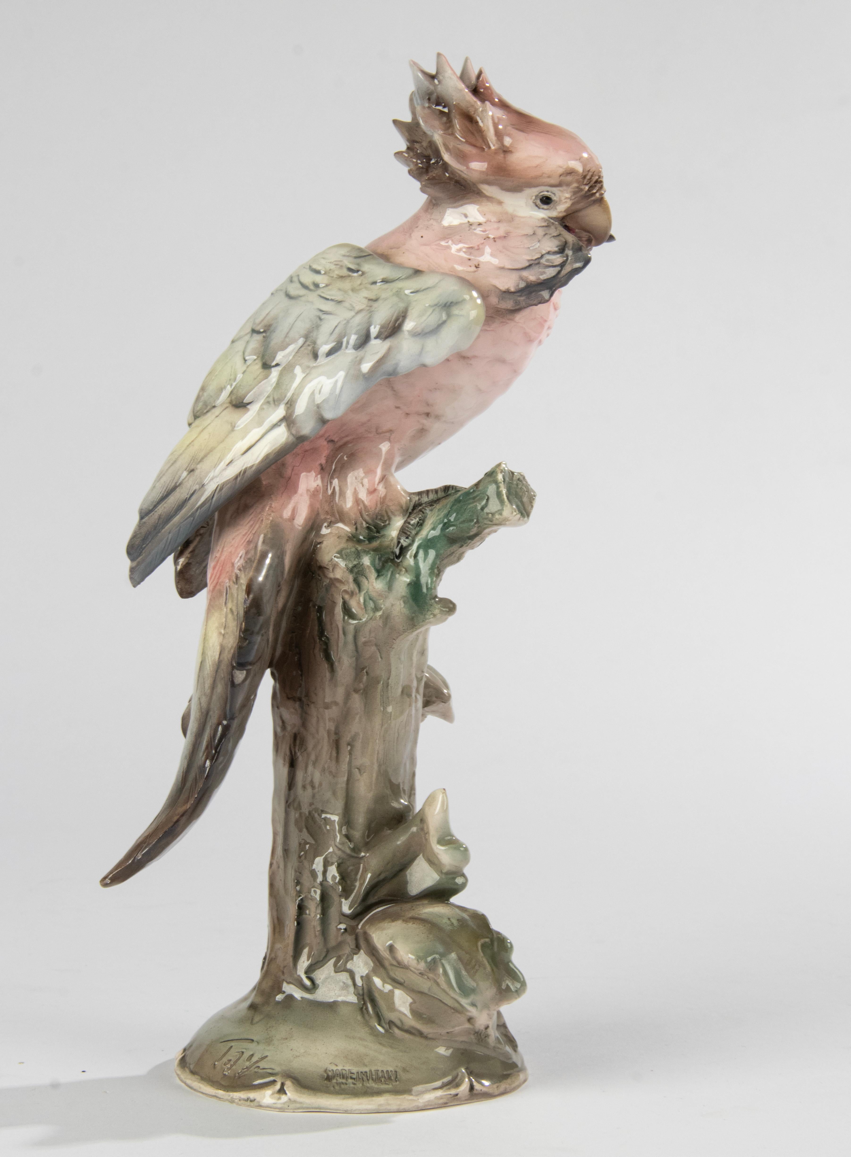 Milieu du XXe siècle Figurine en céramique mi-siècle moderne représentant un perroquet en vente