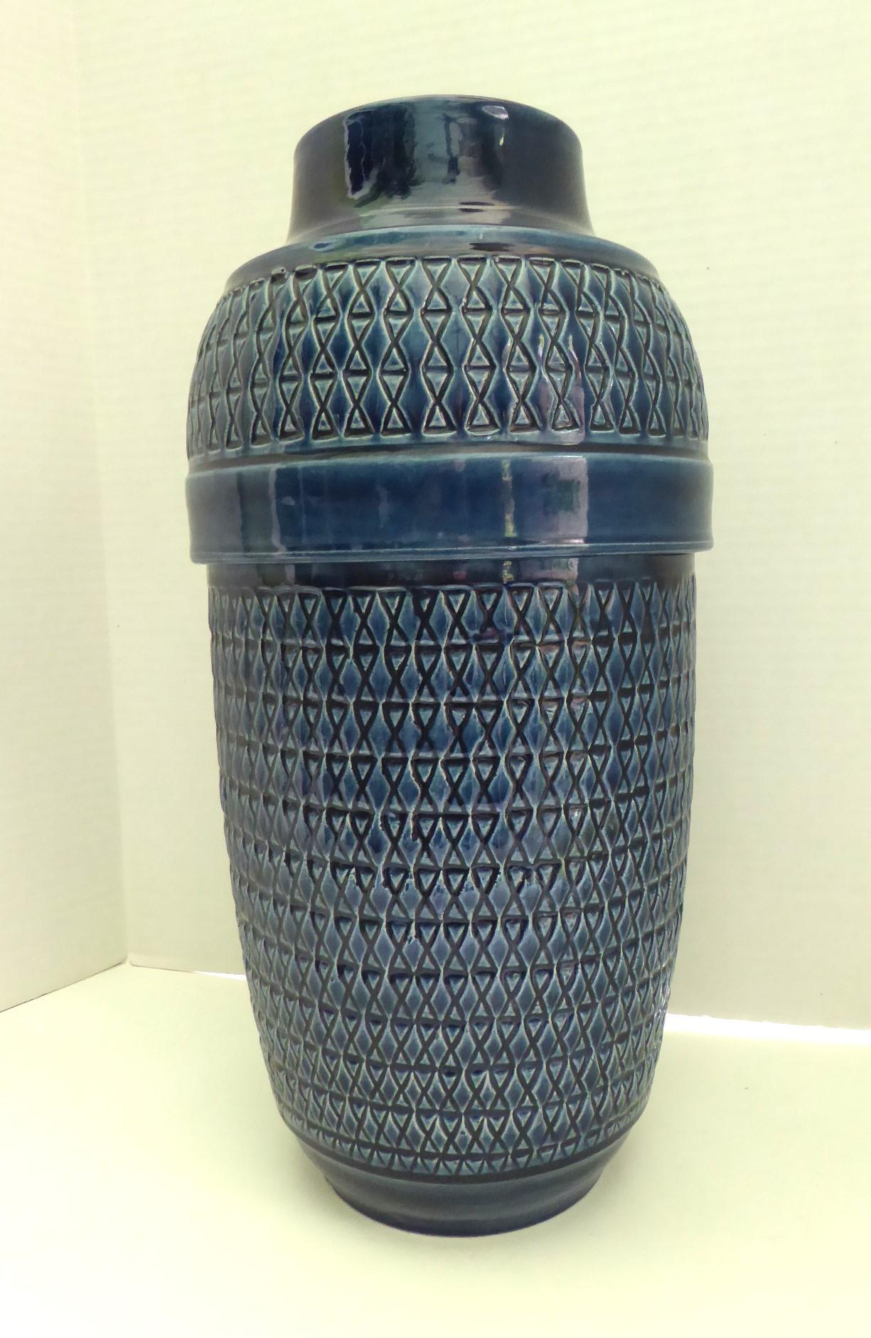 Vaso da terra in ceramica tedesca del Mid Century Modern del 1860 di Jasba Keramik Germany. Sfondo di smalto blu intenso con bande che separano un disegno a clessidra inciso. 
Inciso sul fondo Jasba  N 300 modello 1105
Jasba è stata fondata nel 1926