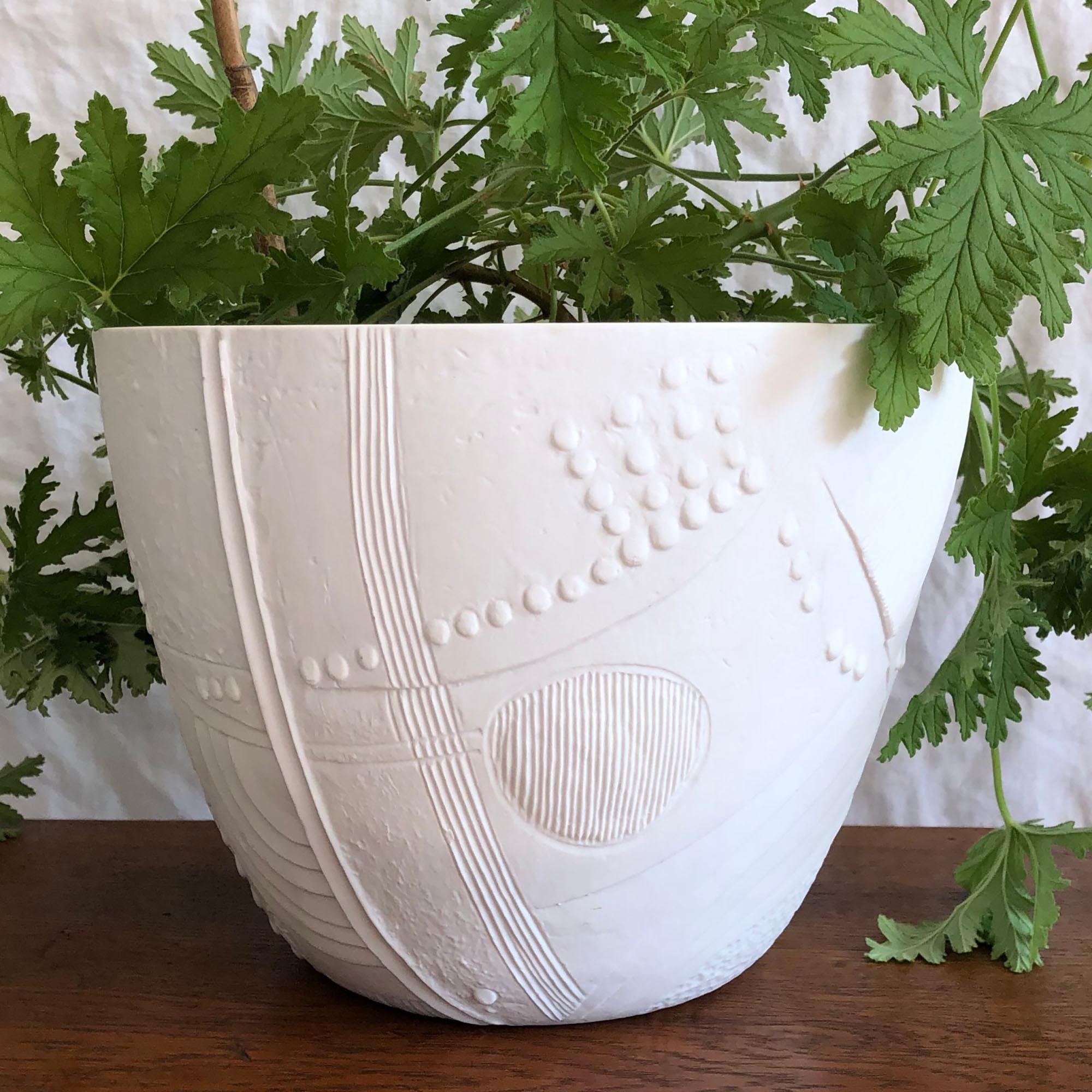 Beautiful stoneware cachepot, matte white color, and relief geometric pattern. Designed by Bertil Vallien for Rörstrand as part of the Terra series in the 1970s. Marked underside Rörstrand, B. Vallien.
Excellent condition in original box, without