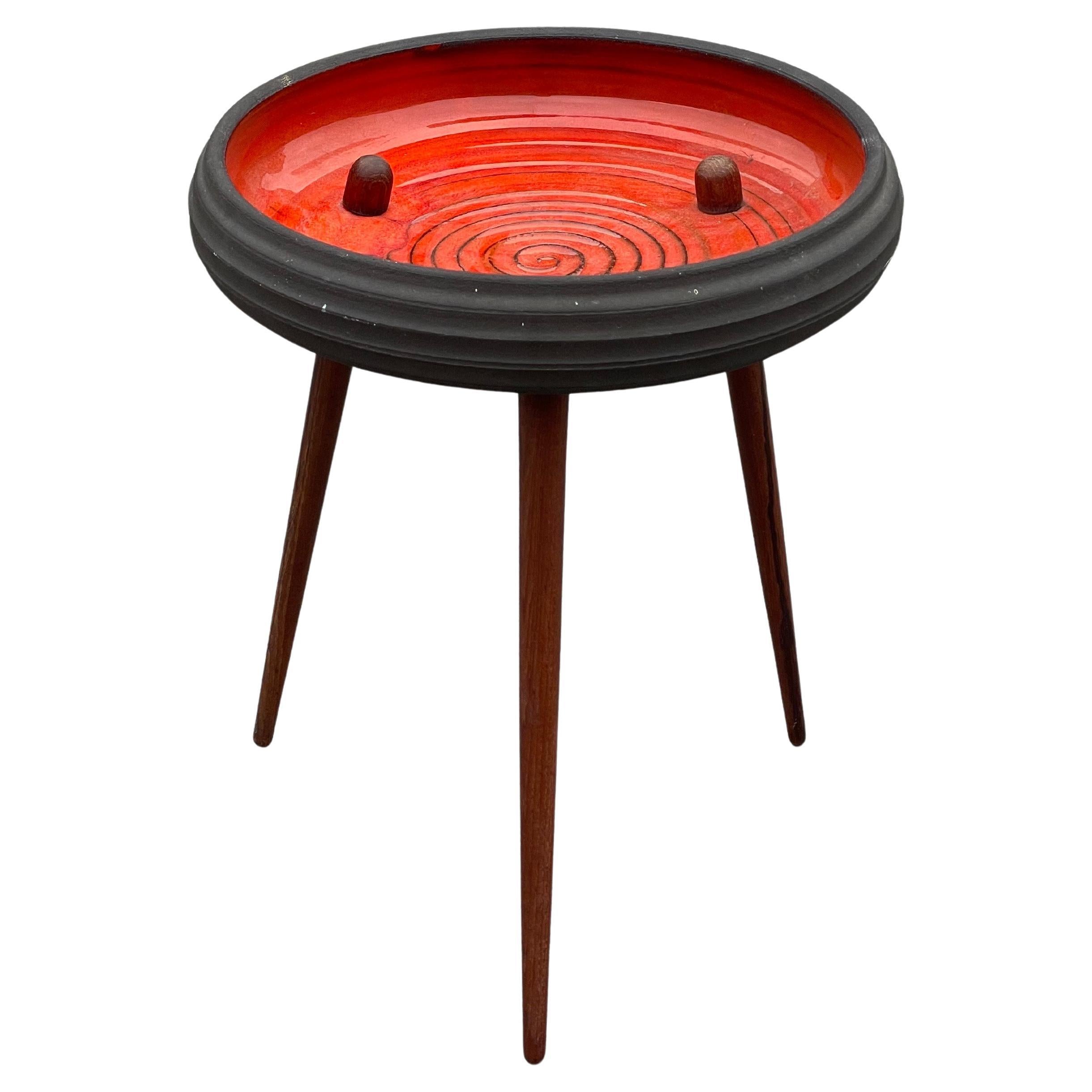 Mesa de flores de cerámica moderna de mediados de siglo con patas de teca de los años 60